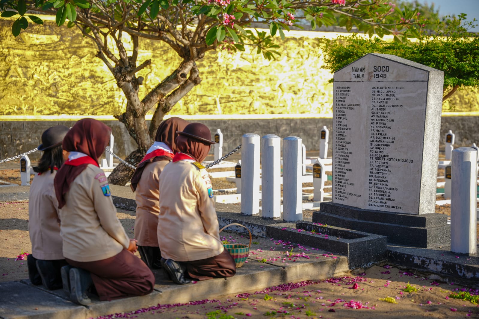 Foto 4 dari 9: Jelang Hari Pramuka, Kwarcab Kota Madiun Ajak Penggalang Dan Penegak Tabur Bunga Di Makam Pahlawan