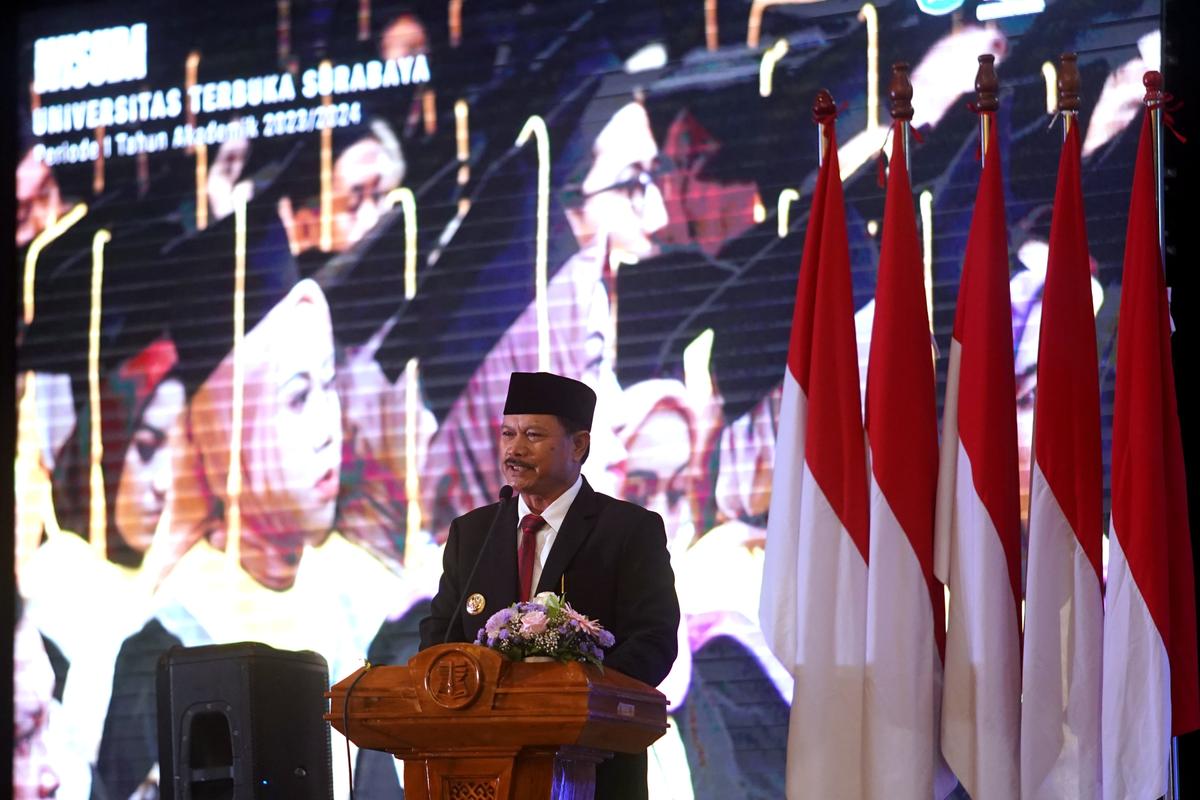 Foto 7 dari 9: Jadi Lulusan Perdana Program Studi S3 Doktor Administrasi Publik, Wali Kota Dapat Penghargaan dari UT Surabaya