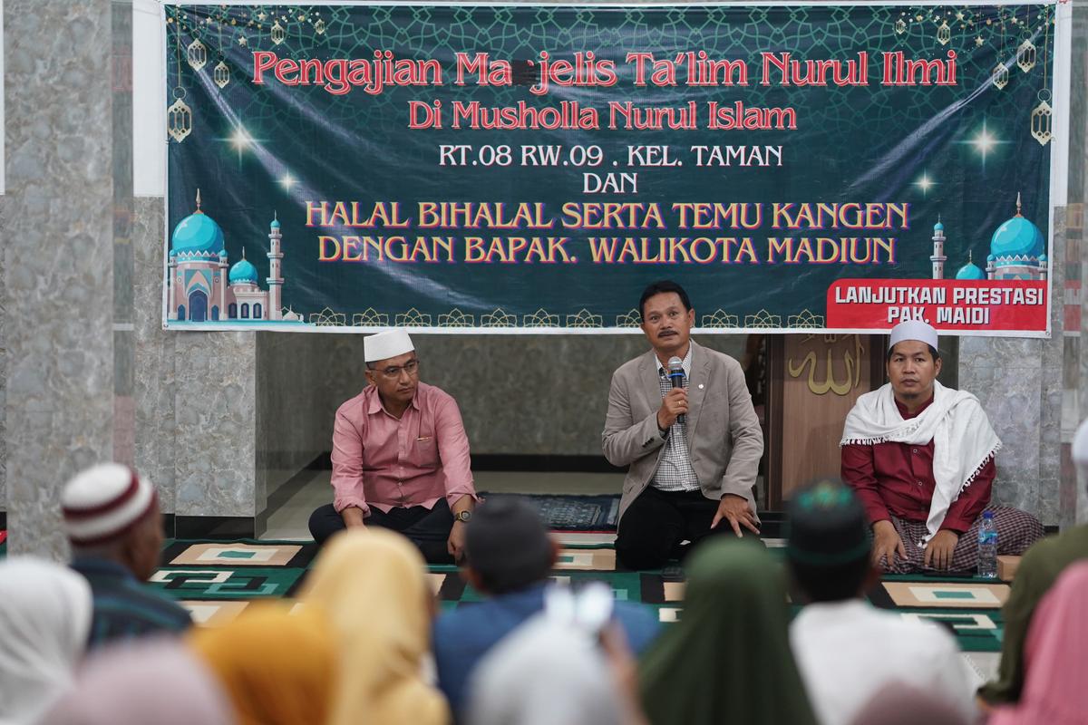 Foto utama berita: Hadiri Pengajian Rutin Warga RW 8-9 Kelurahan Taman, Wali Kota: Kota Kita Sudah Baik, Mari Senantiasa Kita Jaga