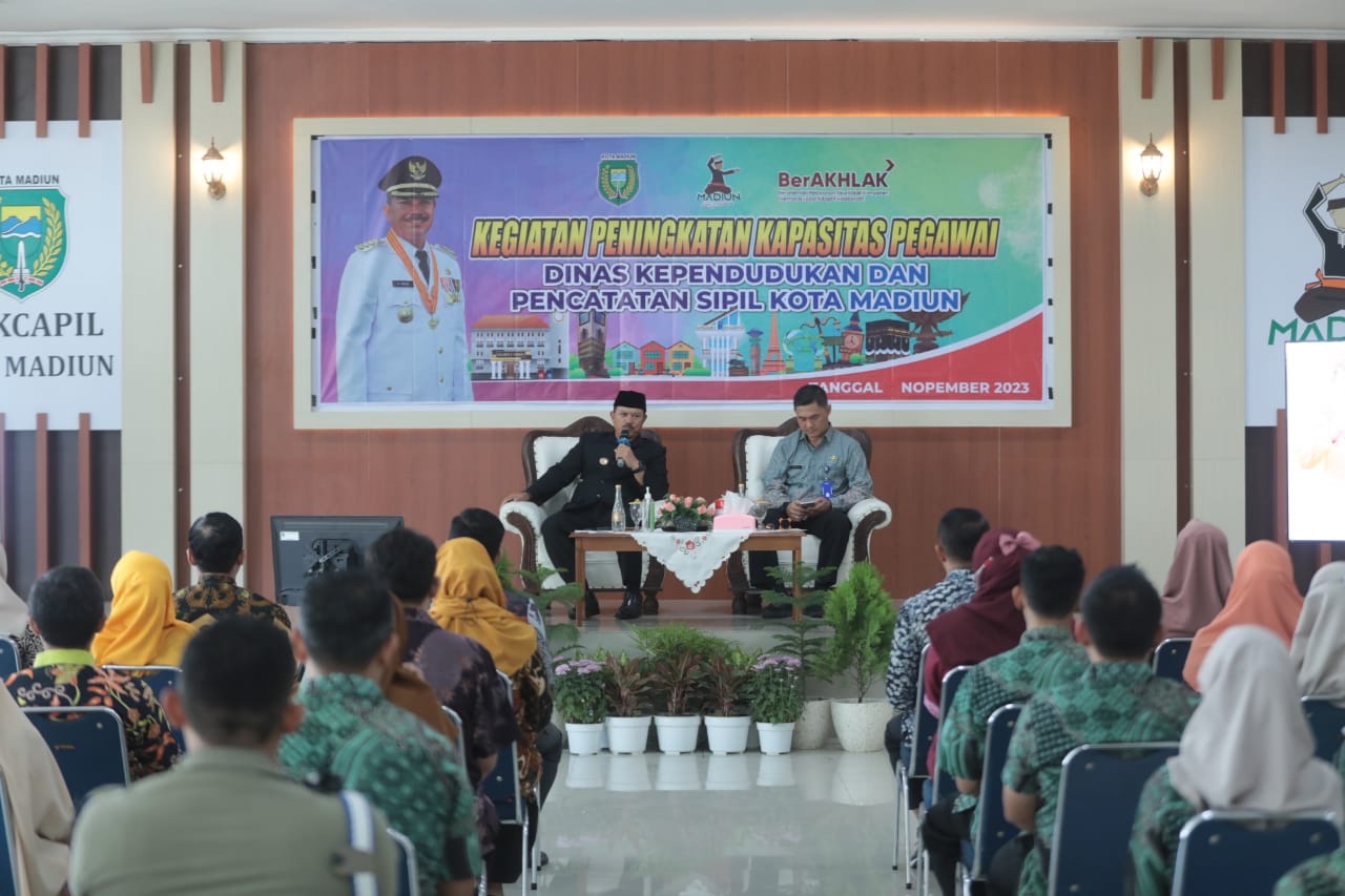 Foto 1 dari 10: Pembinaan Pegawai Dukcapil, Wali Kota: Dukcapil Pelayanannya Bukan Jam Kerja, Tetapi Hasil Kerja