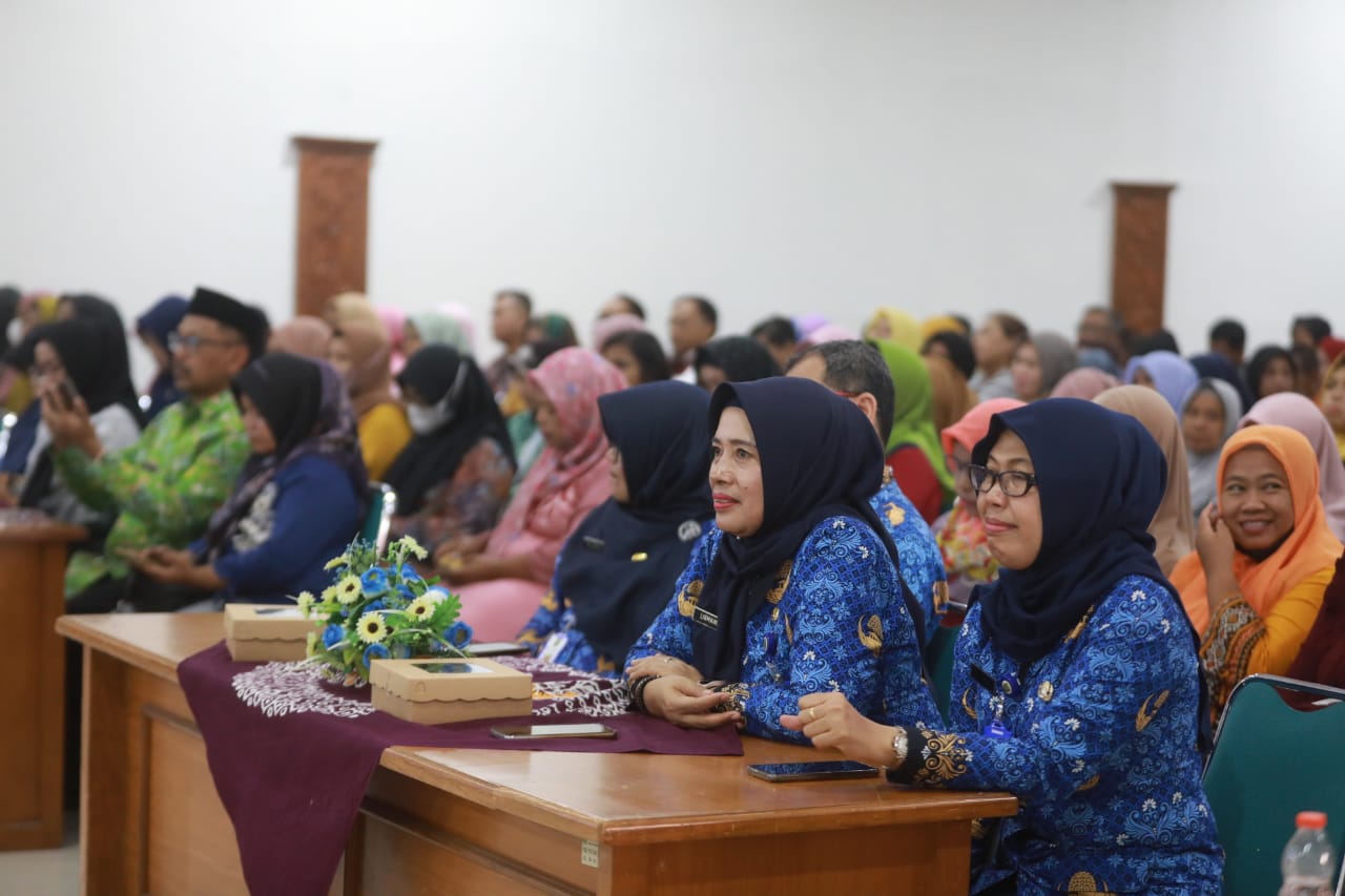 Foto 3 dari 12: Giat Parenting Bersama Wali Murid SMPN 12, Wali Kota Ingatkan Peran Orang Tua Menciptakan Generasi Emas 2045