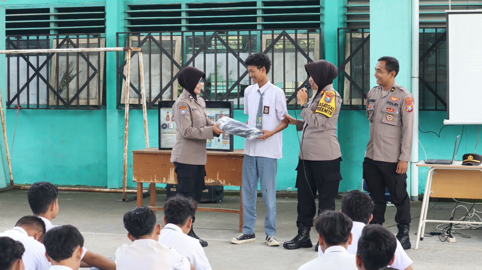 Foto 4 dari 5: Cegah Penyebaran Narkoba, Polres Madiun Kota Gelar Sosialisasi Bagi Pelajar