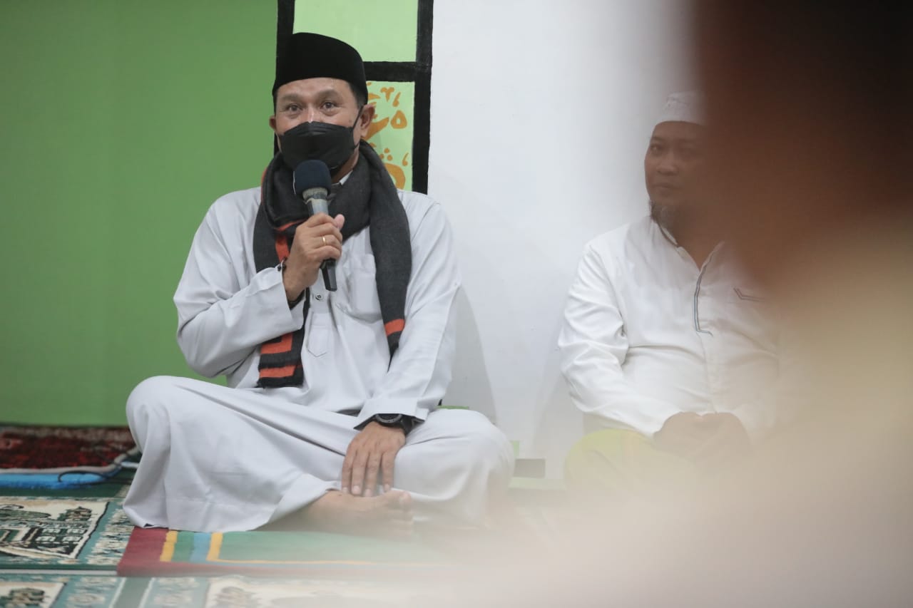 Gelar Salat Isya di Masjid Al Amin Kelurahan Demangan, Wali Kota Maidi Sampaikan Pembangunan dan Salurkan Bantuan