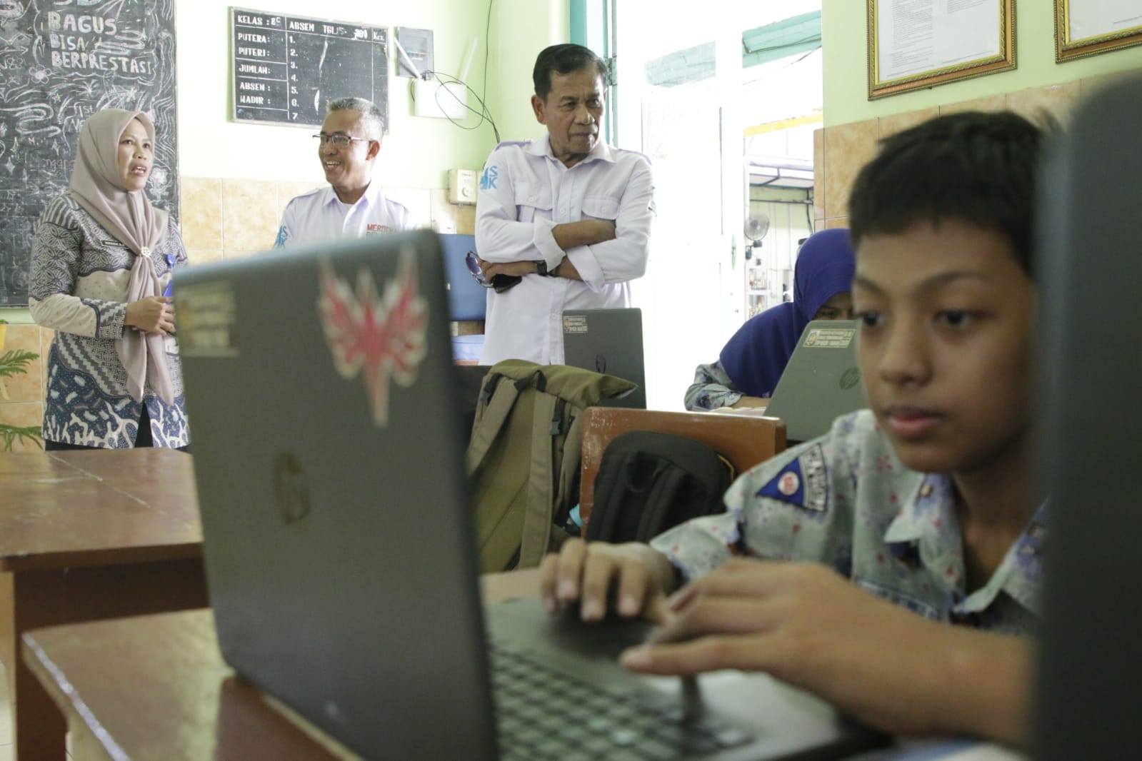 Foto 6 dari 12: Belajar Penerapan Chromebook, Pj Bupati dan Puluhan Kepala Sekolah se-Kabupaten Sinjai, Studi Banding ke Kota Madiun