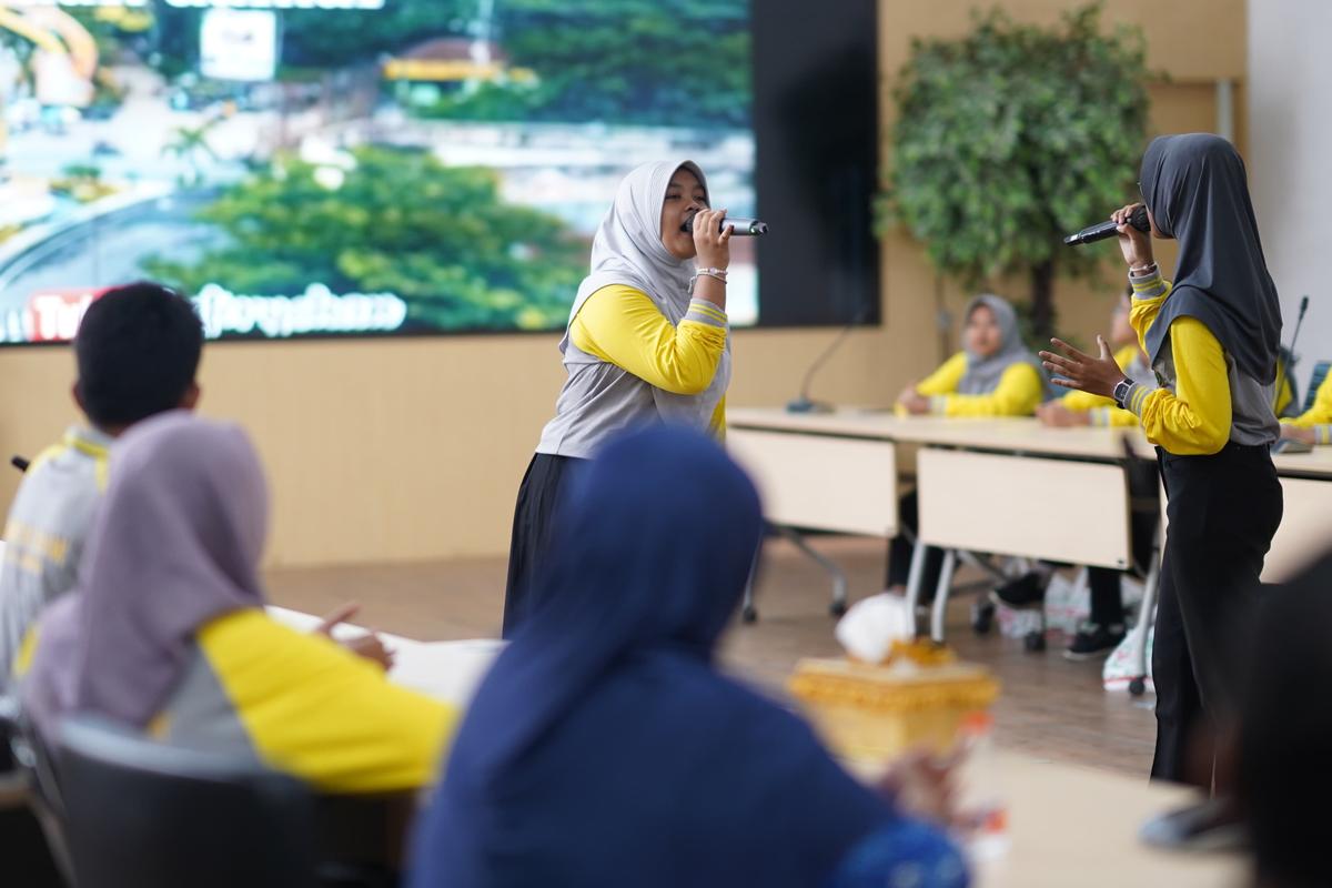 Foto 7 dari 9: Jadi Narasumber Tokoh Inspiratif Bagi Anak Muda, Wali Kota Pesan Jangan Malu untuk Berjuang
