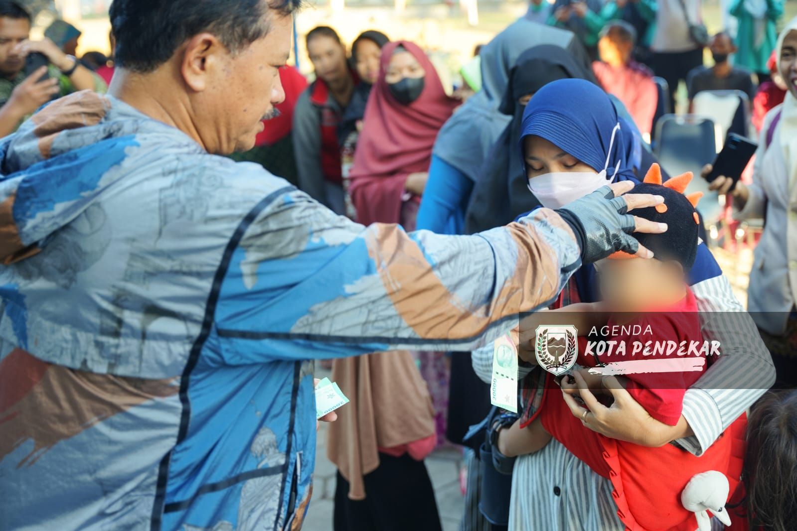Foto 6 dari 8: Sambil Gowes, Wali Kota Salurkan Bantuan Pangan KRS Tahap Dua Bapanas
