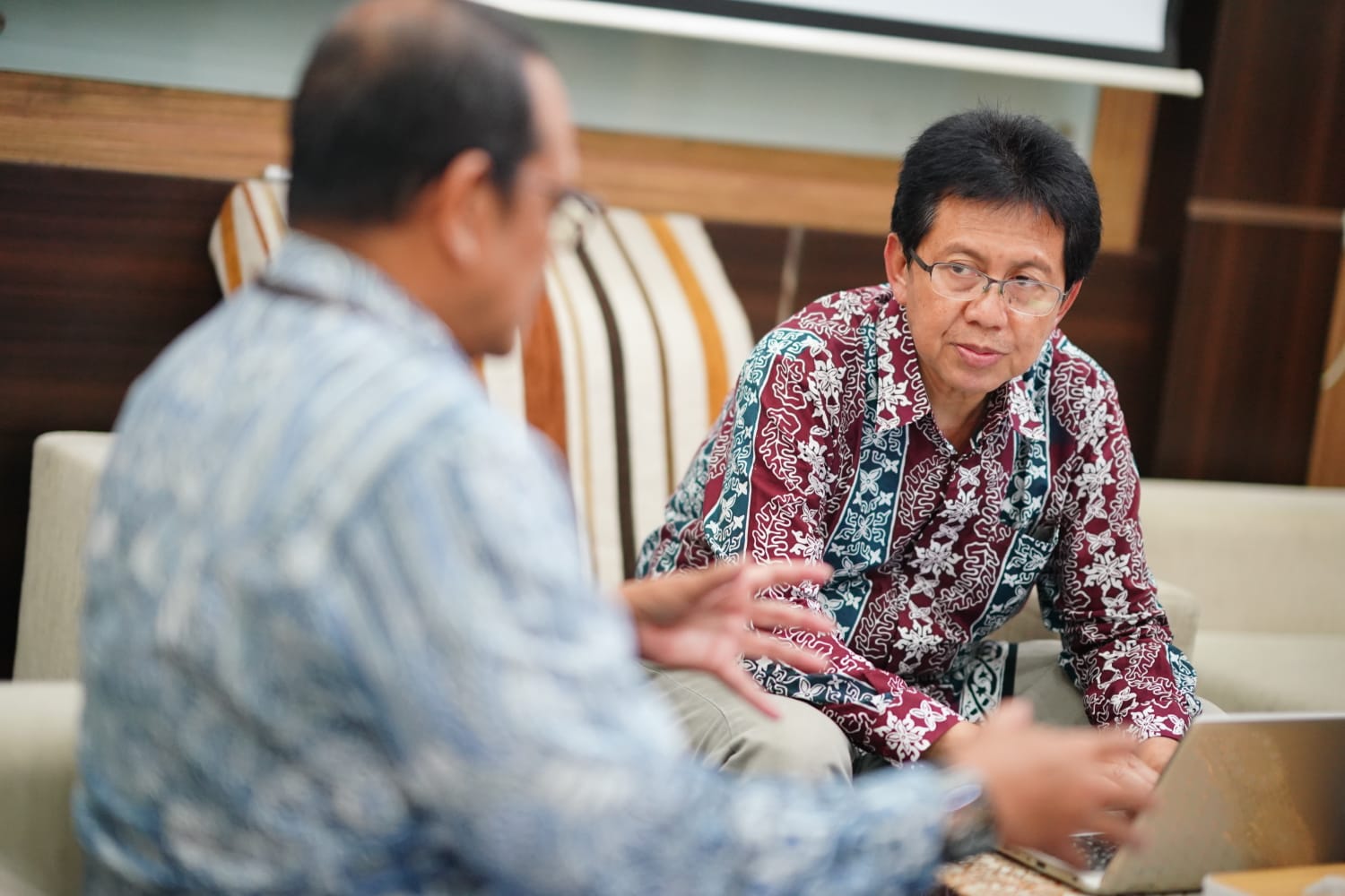 Foto 9 dari 12: Lengkapi Data Proposal Tugas Akhir Program Doktor Wali Kota, Tim UT Kembali Datang Gelar Assessment Kedua