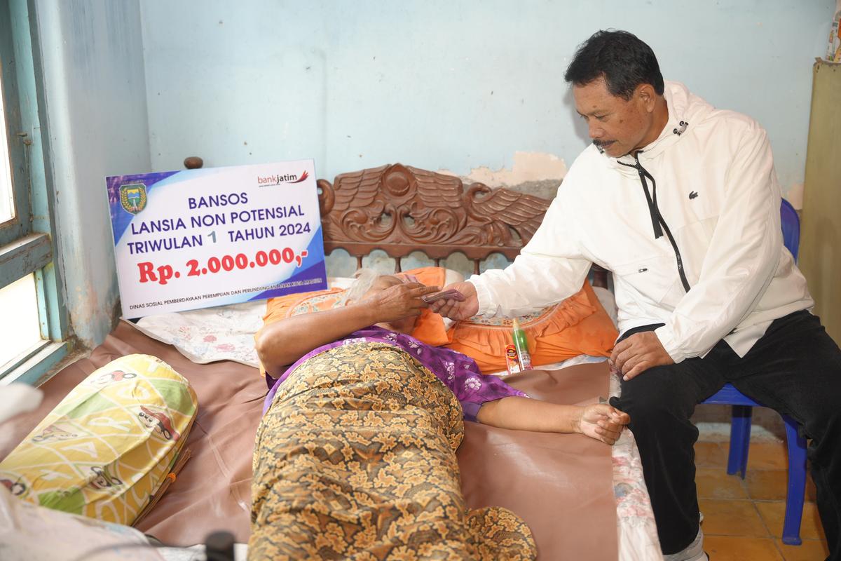 Foto 2 dari 11: Salurkan Bantuan Lansia Non Potensial, Wali Kota: Lansia di Kota Madiun Jangan Sampai Terlantar
