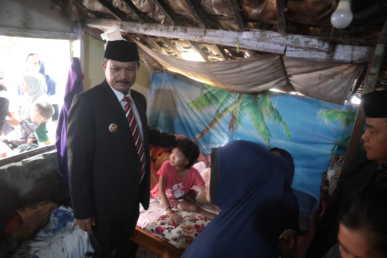 Foto 3 dari 6: Bantu Warga Korban Kecelakaan, Wali Kota Salurkan Kursi Roda