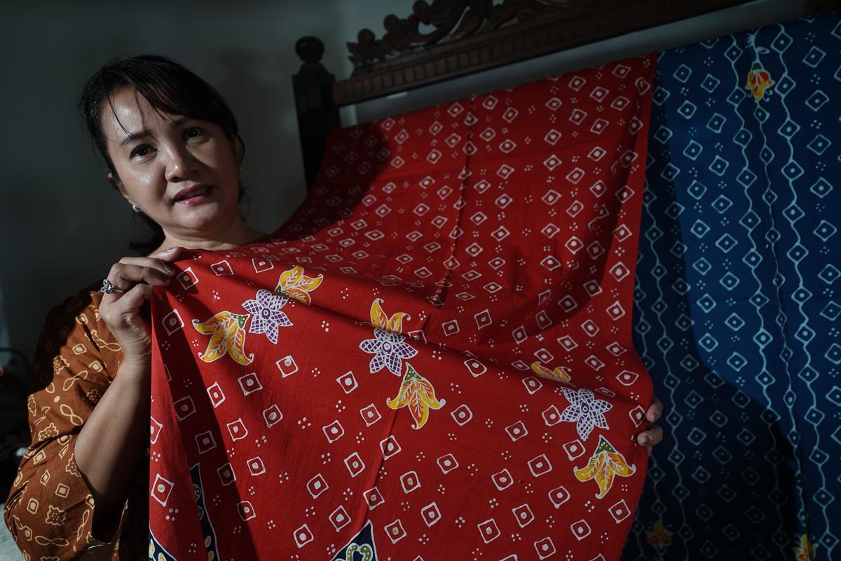 Foto 2 dari 5: Bercerita Kekhasan Kota Lewat Dua Motif Mempesona, Veronika Sukses Kenalkan Batik Hingga Mendunia