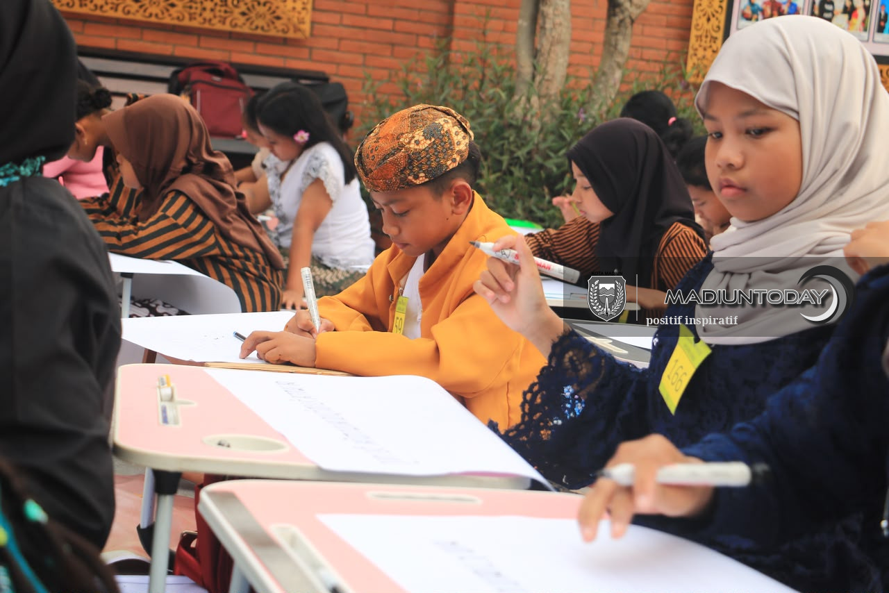 Foto 18 dari 18: 1.588 Pelajar Madiun Rawat Warisan Budaya Jawa Lewat Aksara dan Geguritan