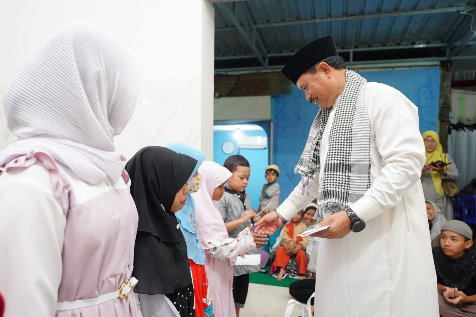 Foto 10 dari 10: Salat Isya di Musala Baiturahim, Wali Kota Salurkan Bantuan Pembangunan Rp 50 Juta