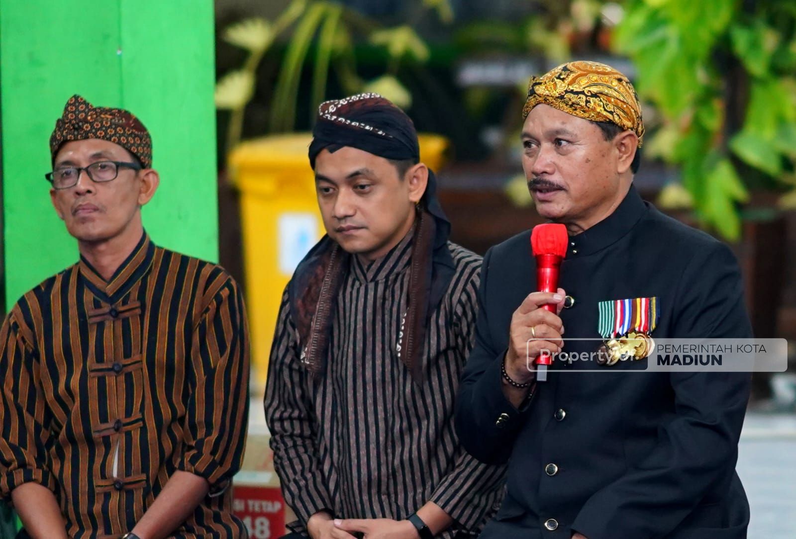 Foto 4 dari 8: Ada Tilik Kampung, Ziarah Leluhur, hingga Wungon, Wali Kota Apresiasi Giat Bersih Desa Kelurahan Nambangan Lor