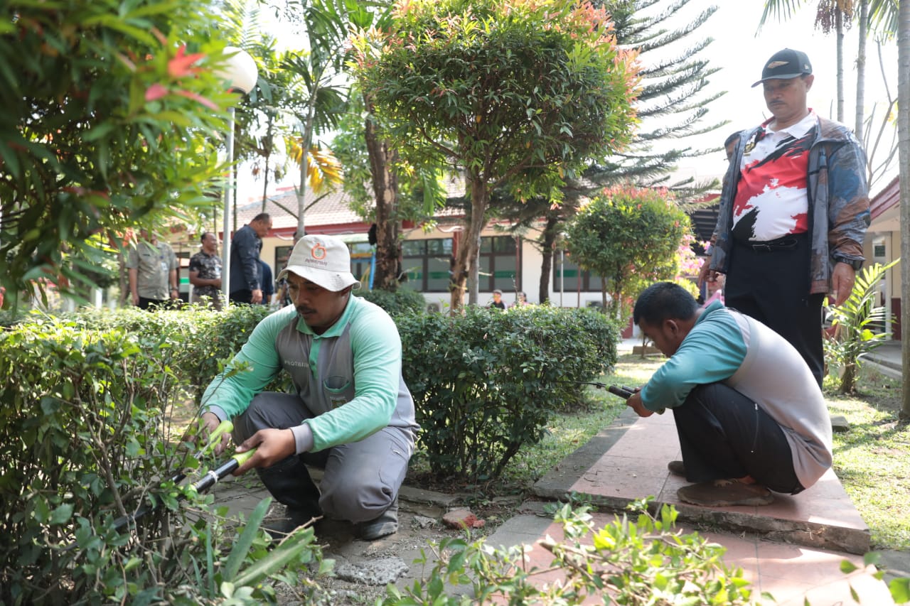 Foto 3 dari 9: Persiapan Kunjungan Kenya, Wali Kota Pimpin Kerja Bakti Di RSUD
