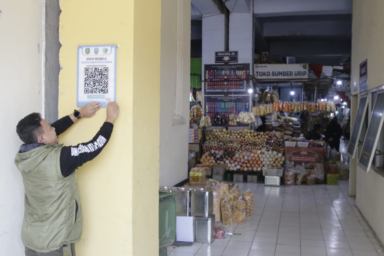 Foto 4 dari 7: Cek Harga Sembako Di Pasar Kini Lebih Mudah, Bisa Scan Barcode Di Mana Saja