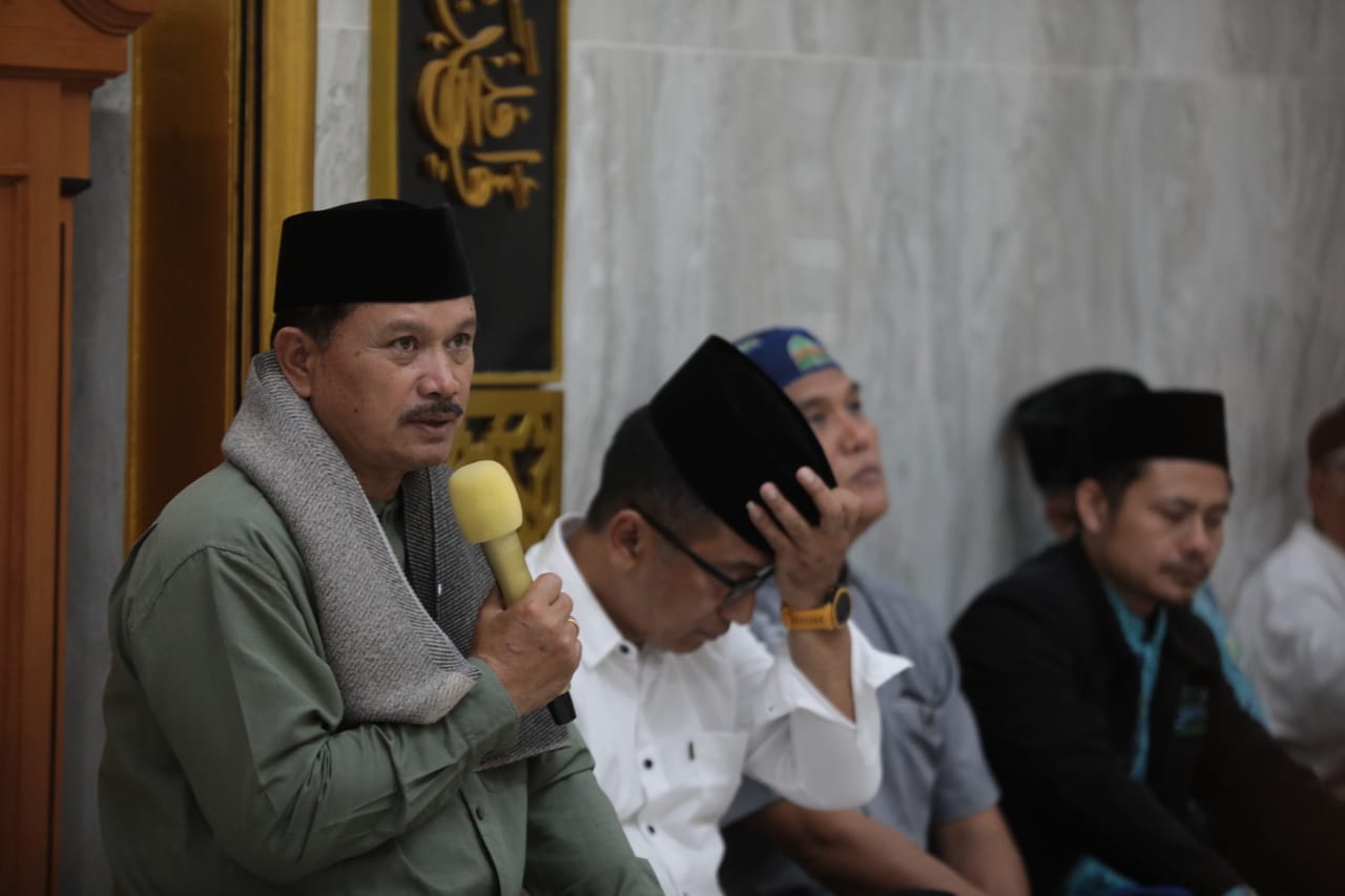 Foto 3 dari 11: Salat Isya di Masjid Al-A’raaf Janursari Kelurahan Manisrejo, Wali Kota Salurkan Bantuan Sekaligus Sampaikan Progres Pembangunan