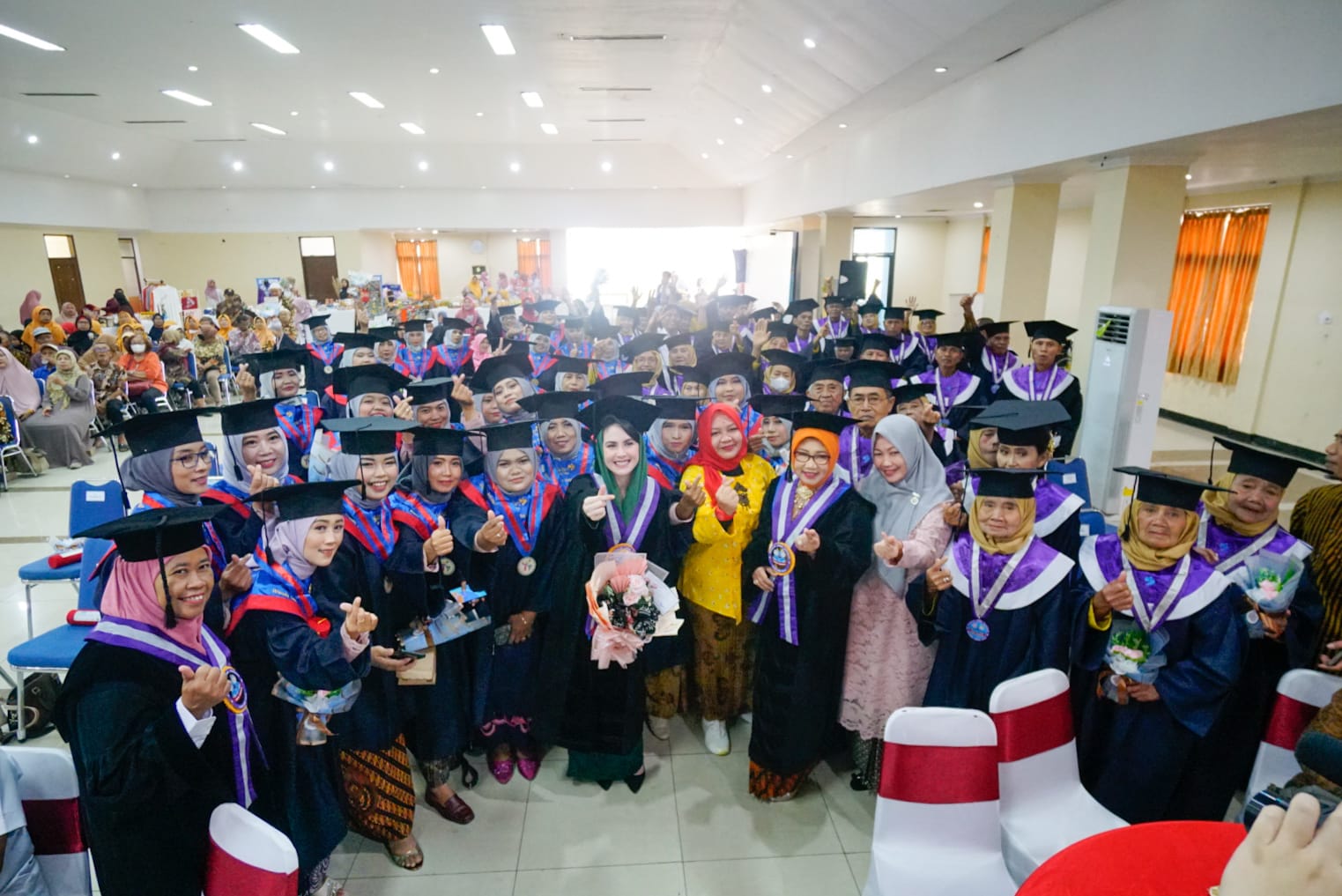Foto 11 dari 11: Selesaikan Pendidikan SOTH dan Selantang, Emak-Emak dan Lansia Laksanakan Wisuda