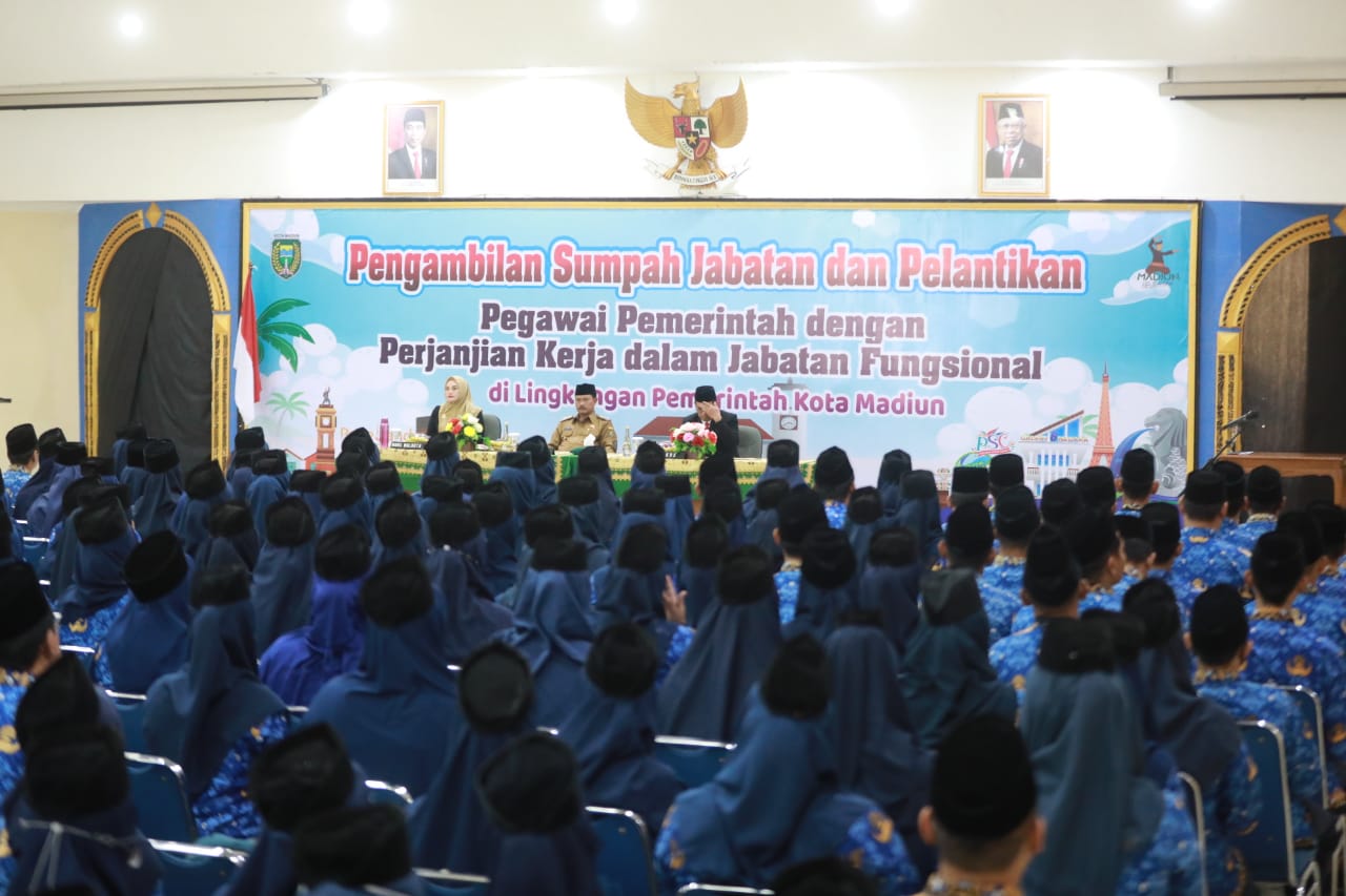 Foto 11 dari 16: Pengambilan Sumpah Jabatan dan Pelantikan PPPK, Wali Kota Dr. Maidi: Apa yang Diucapkan Harus Dijalankan