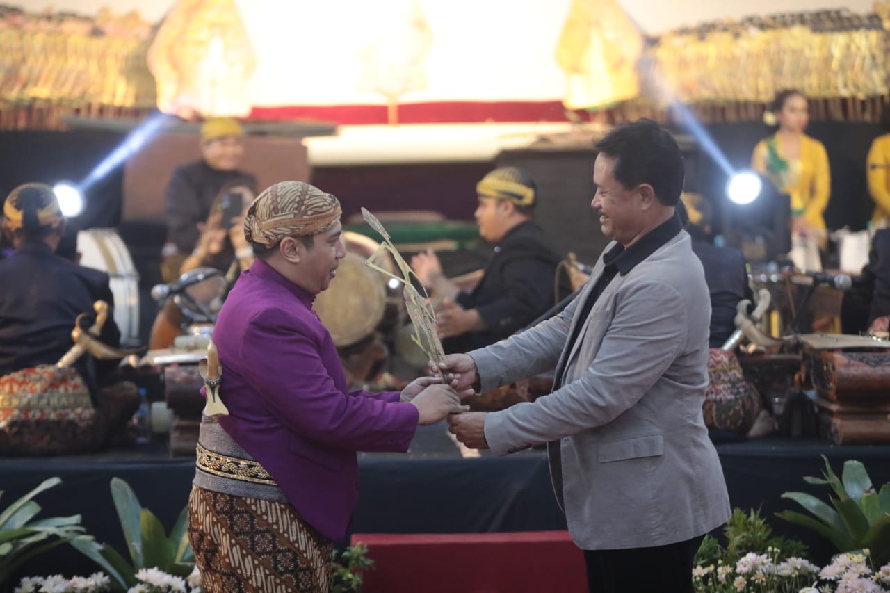 Foto 2 dari 13: Pagelaran Wayang Kulit Tutup Madiun Festival 2023, Wali Kota Sampaikan Apresiasi Pada Masyarakat Kota