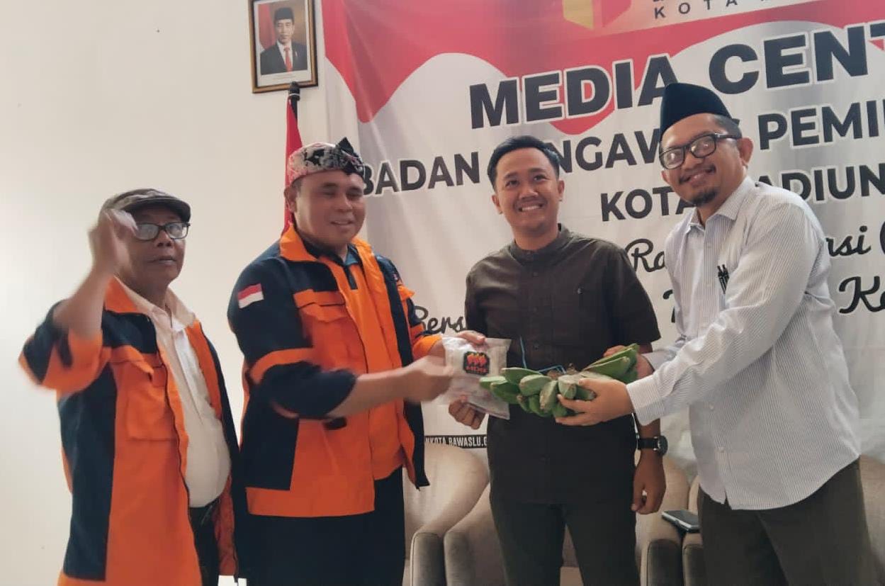 Foto 1 dari 1: Sambangi KPU Dan Bawaslu, LSM WKR Sampaikan Pesan Moral Jaga Amanah Masyarakat