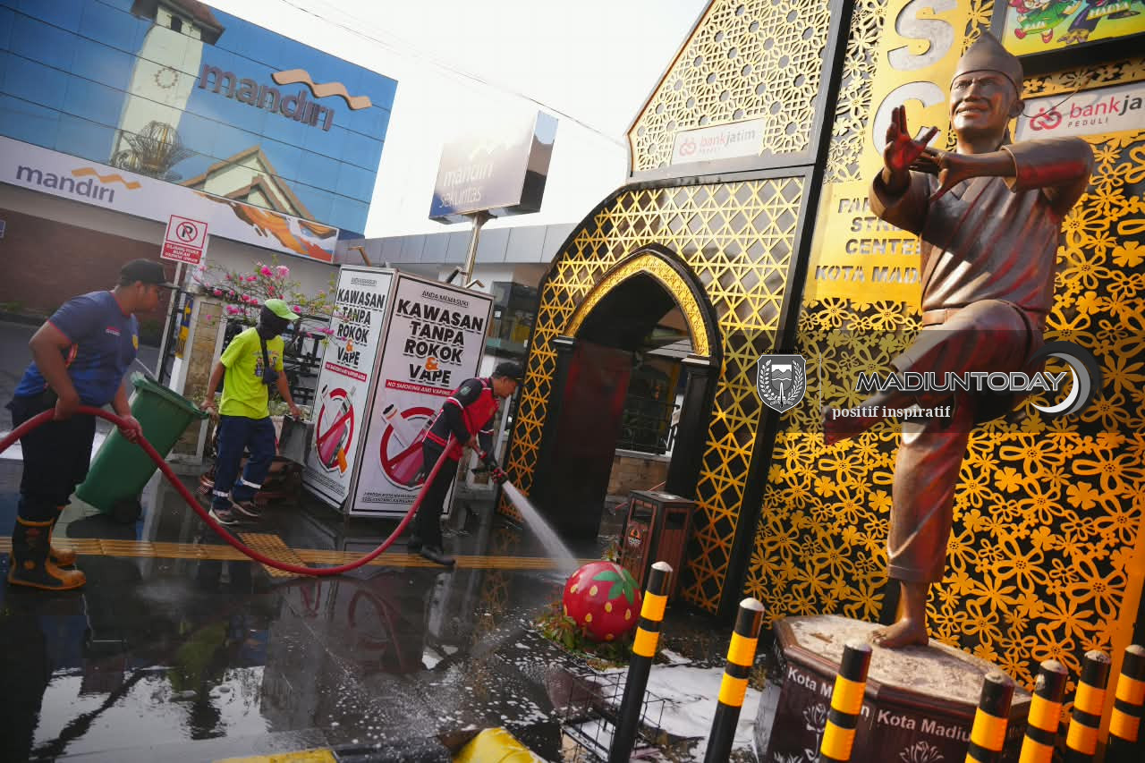 Foto 13 dari 14: Tak Sekadar Imbauan, Plt Wali Kota Turun Langsung Bersihkan Kawasan Pahlawan