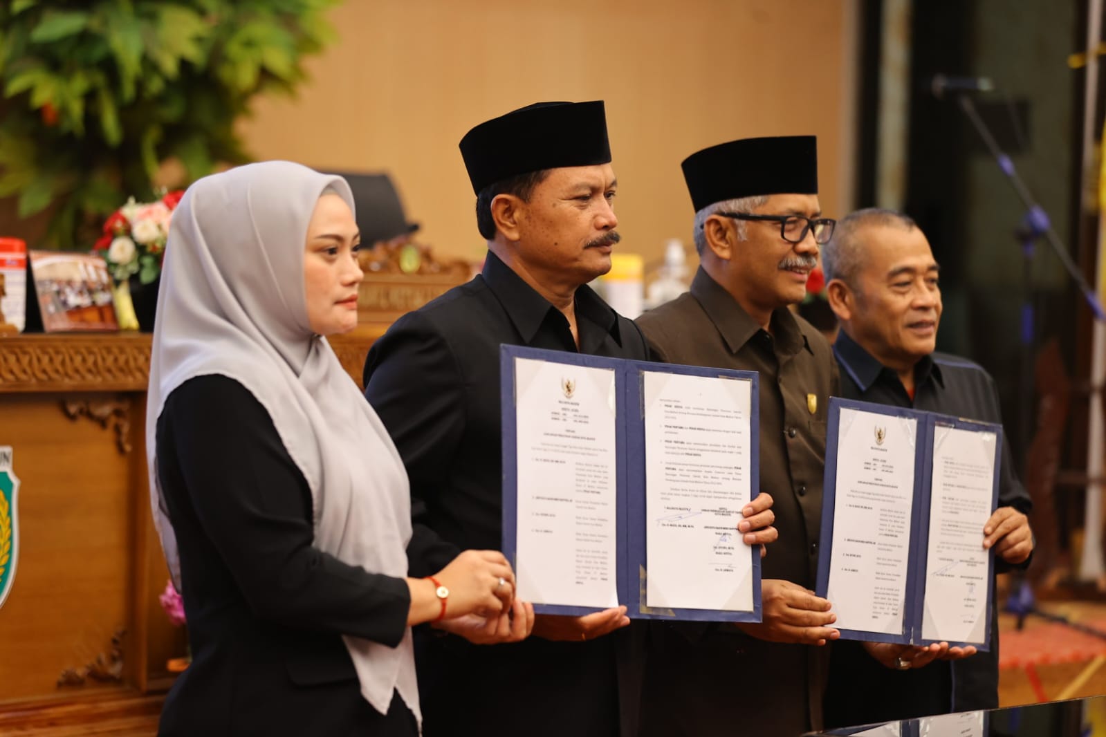 Foto 3 dari 8: Rapat Paripurna Lagi, Eksekutif-Legislatif Setujui Dua Raperda Sekaligus