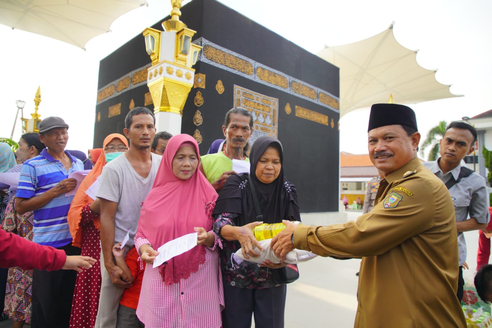 Foto utama berita: Berbagi Kebahagiaan Hari Raya, Wali Kota Salurkan Sembako Kepada Warga Sekitar Tempat Wisata Hingga Penghuni Rusunawa