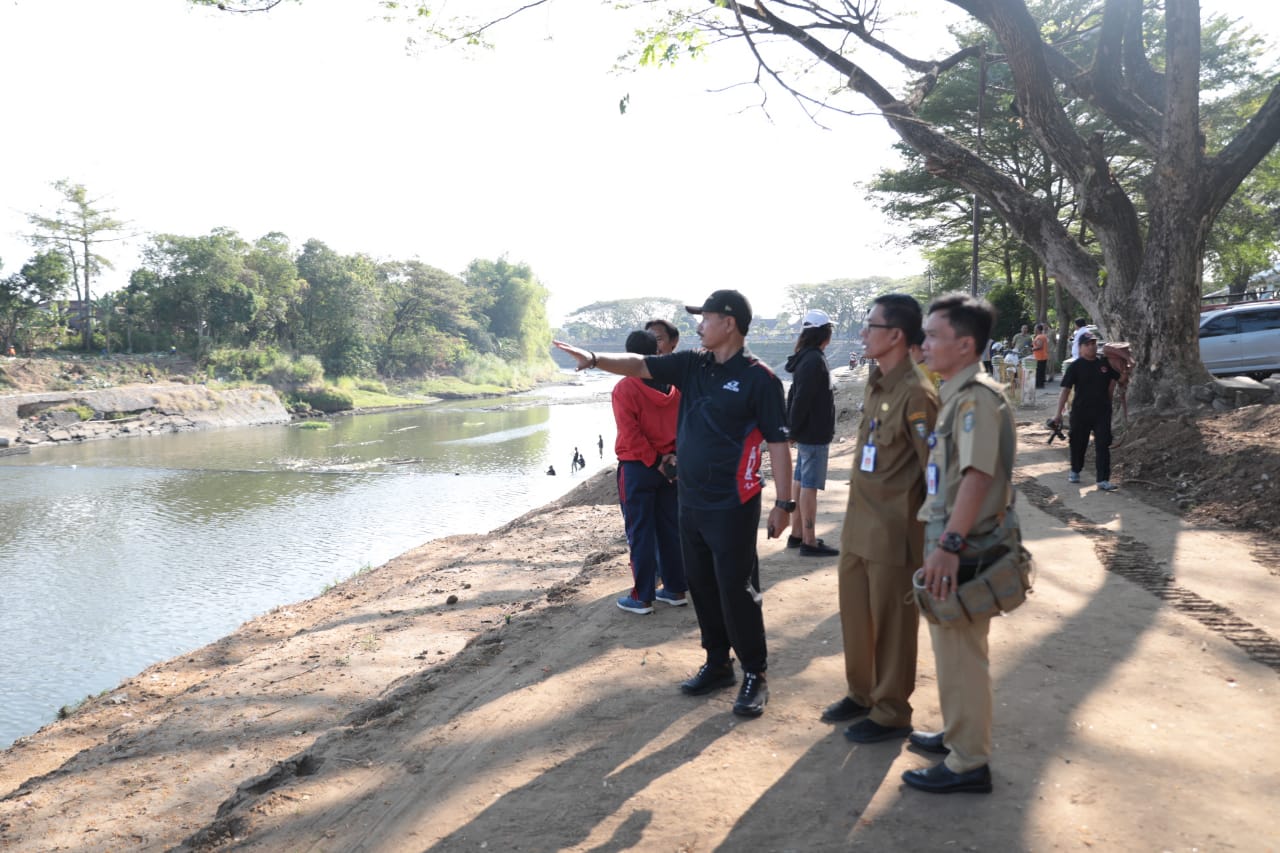 Foto 6 dari 10: Pastikan Sesuai Progres, Wali Kota Kembali Tinjau Lokasi Calon Wisata Air Bantaran Madiun