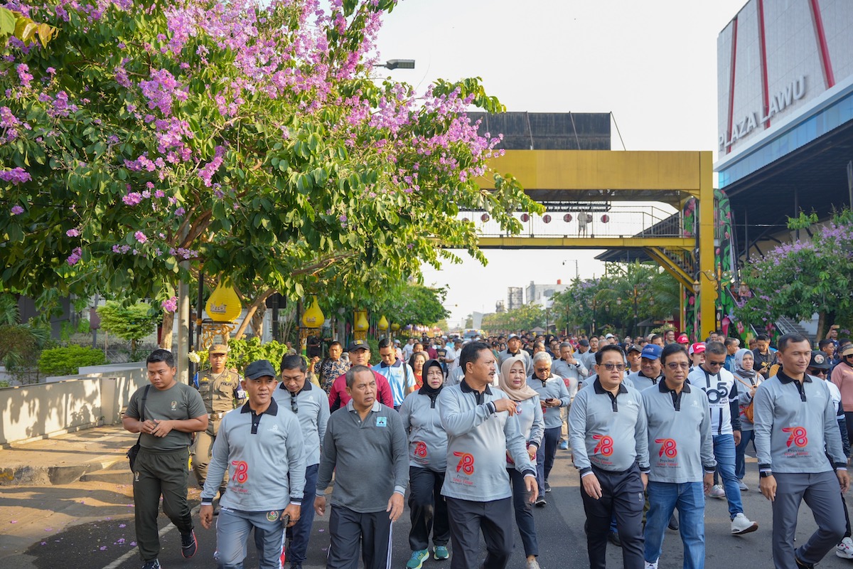 Foto 4 dari 8: Hadiri Jalan Sehat HUT ke-78 Jatim, Walikota Maidi Beri Sejumlah Santunan