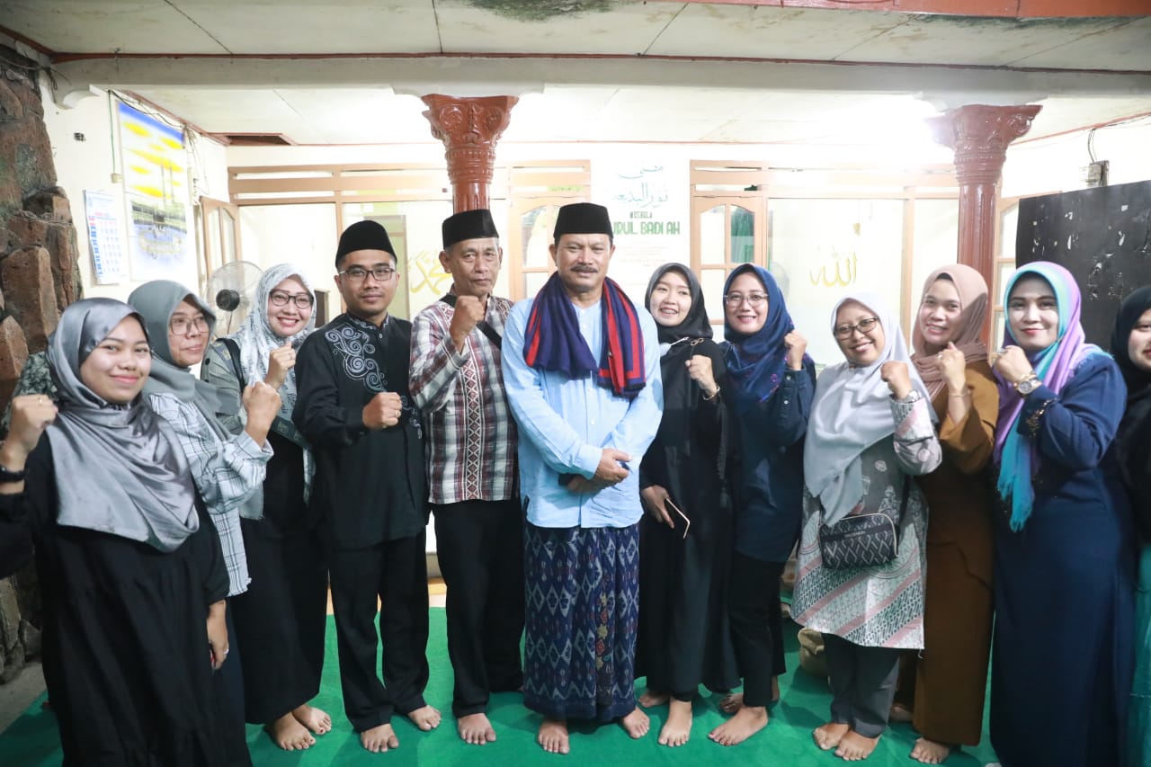 Foto 10 dari 14: Salat Isya di Musala Nurul Badiah, Wali Kota Silaturahmi Hingga Beri Bantuan ke Warga