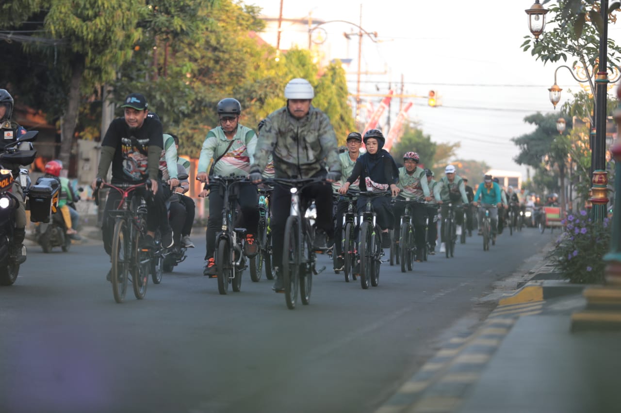 Foto 16 dari 16: Gowes Kecamatan Taman, Wali Kota Cek Pembangunan Hingga Ke Gang Kecil