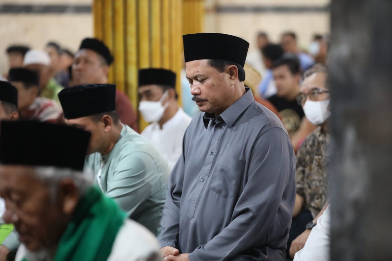 Foto 8 dari 10: Ikuti Salat Tarawih Perdana, Wali Kota Ajak Umat Muslim Tingkatkan Ibadah