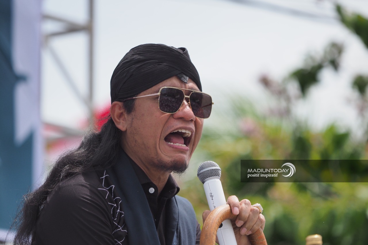 Foto 2 dari 10: Ngaji di Kota Pendekar, Gus Miftah: PRC dan Warung NKRI Jadi Simbol Kerukunan Kota Madiun Untuk Indonesia
