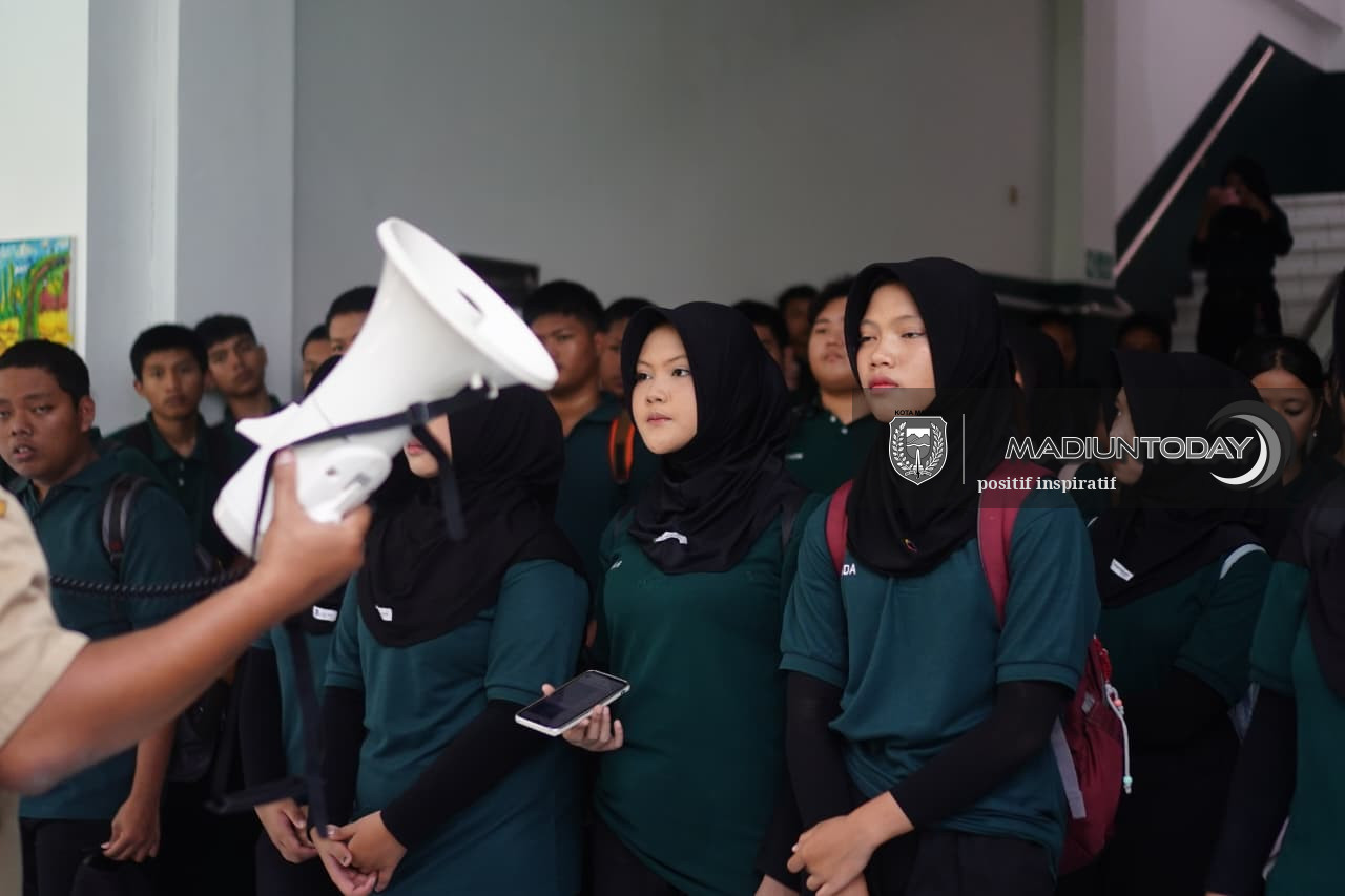 Foto 8 dari 13: Wisata Heritage Jadi Ruang Belajar, Sejarah Kota Madiun Dikenalkan Langsung di Lapangan