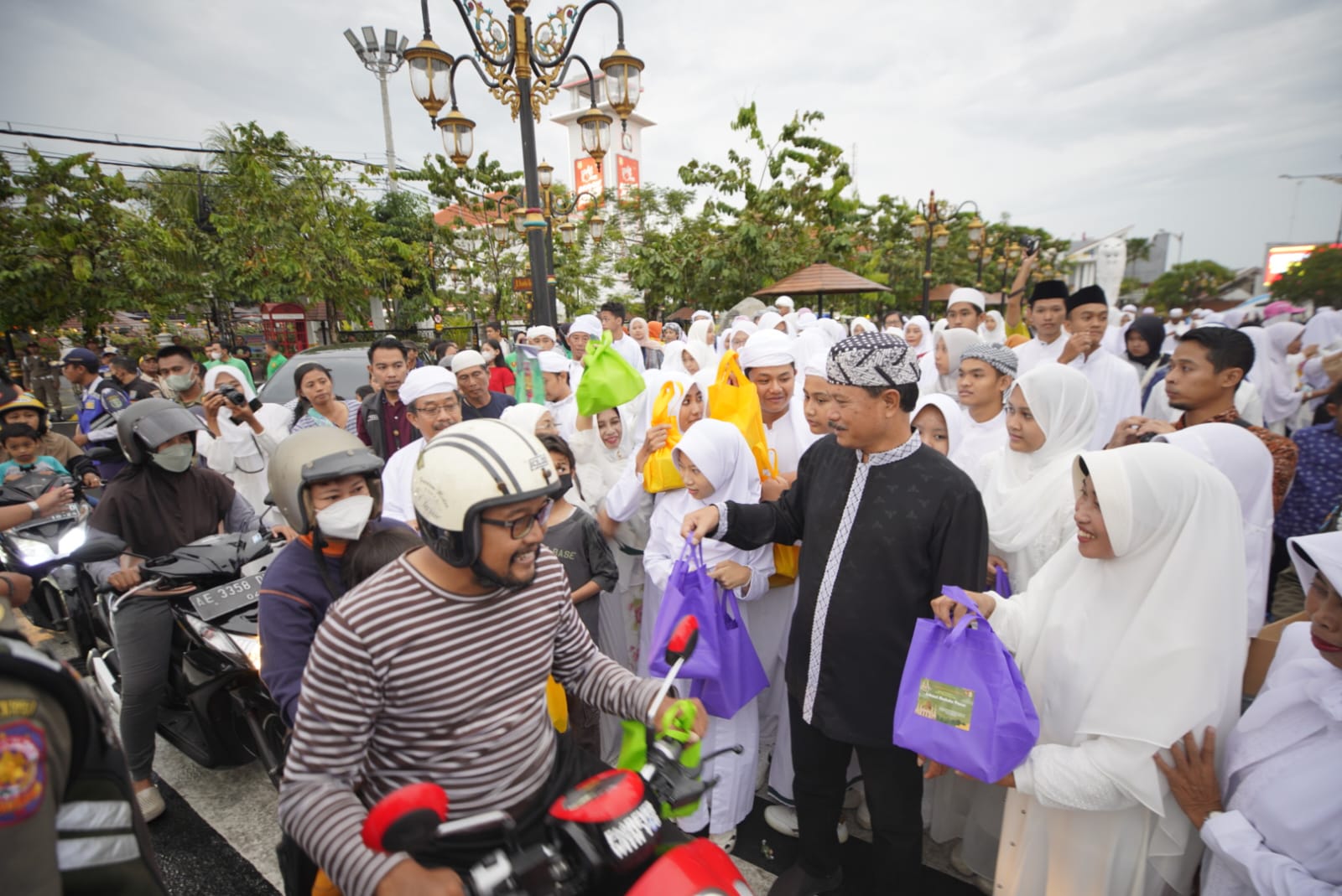 Foto 5 dari 9: Manfaatkan Momen Ramadhan, SMPN 1 Ajak Siswa Berbagi Sesama Bersama Wali Kota