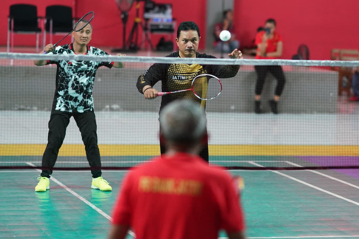 Foto 5 dari 9: Buka Pertandingan Persahabatan Bulu Tangkis Bank Jatim, Wali Kota: Sehat Itu Mahal, Mari Kita Jaga dengan Olahraga