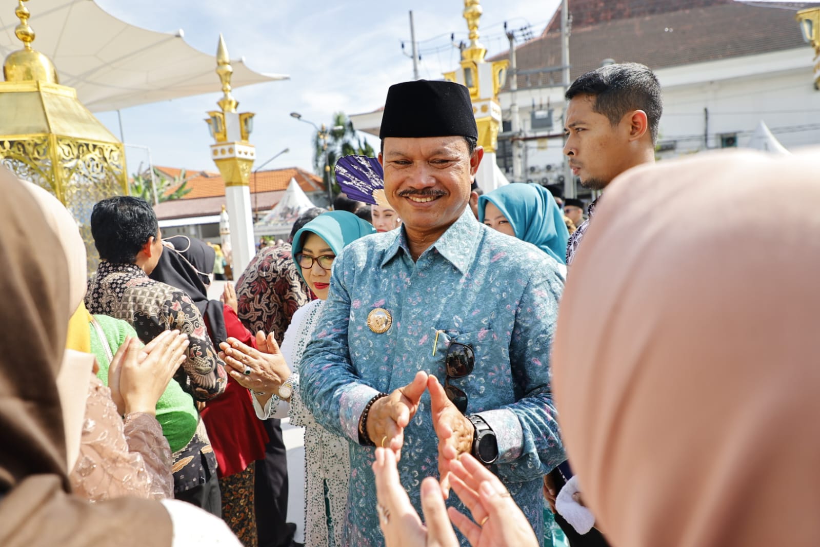Foto 8 dari 9: Gelar Halal Bihalal Di Depan Replika Ka’bah, Wali Kota : PRC Terbuka Untuk Kegiatan Masyarakat