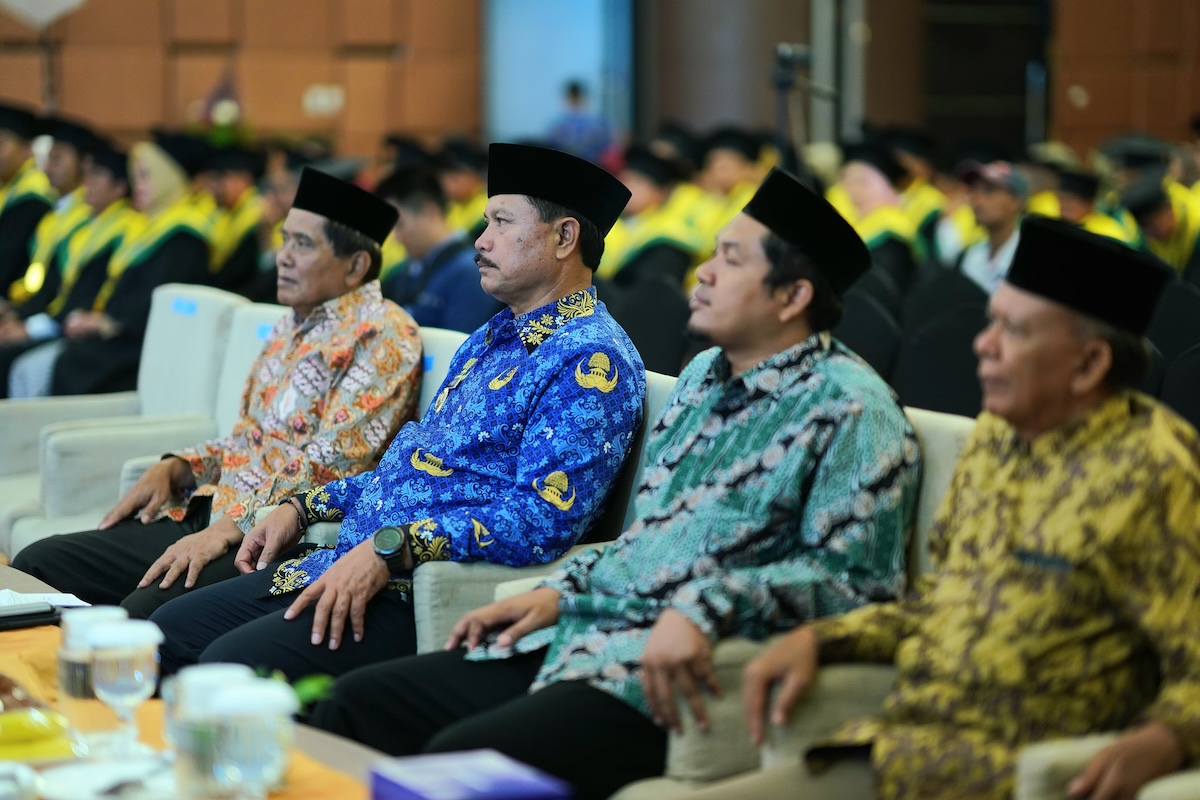 Foto 8 dari 9: Hadiri Wisuda UMMAD Madiun, Wali Kota Harap Ilmu yang Didapat Bermanfaat