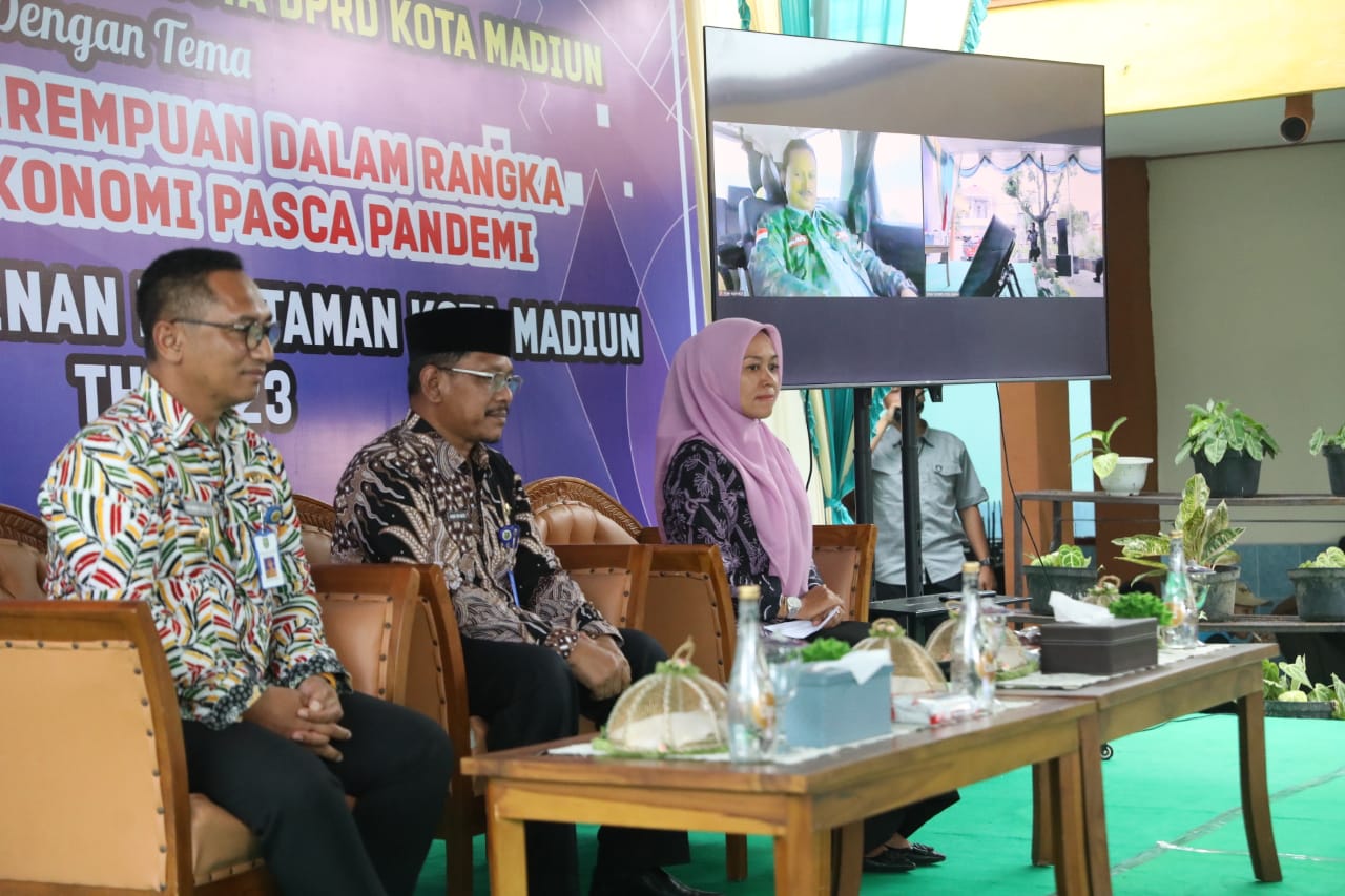 Foto utama berita: Dinas Luar, Wali Kota Hadiri Pertemuan Warga Secara Virtual