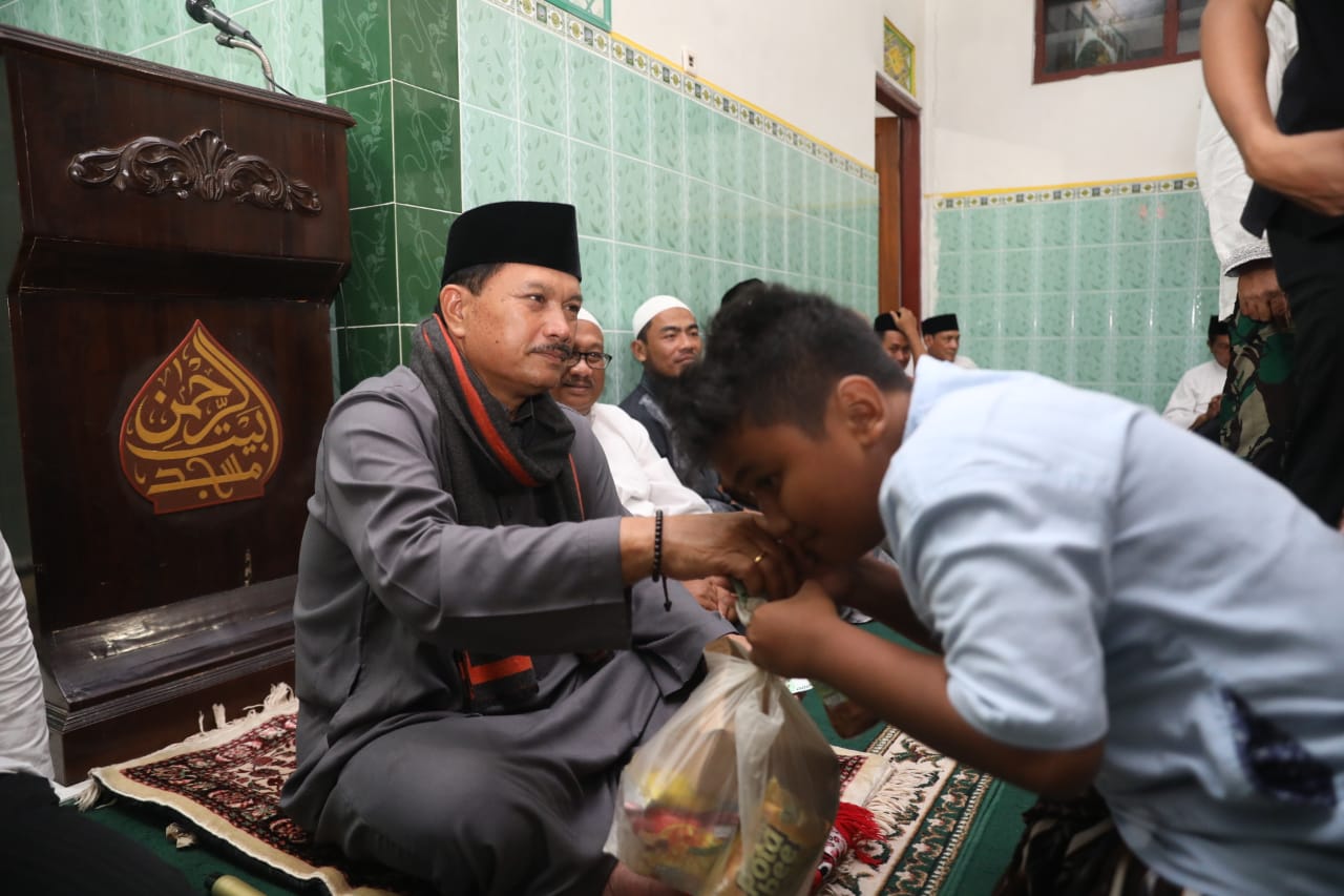 Foto 3 dari 11: Safari Ramadan Salat Tarawih di Masjid Baiturrahman, Wali Kota Juga Resmikan Masjid Tempat Kegiatan