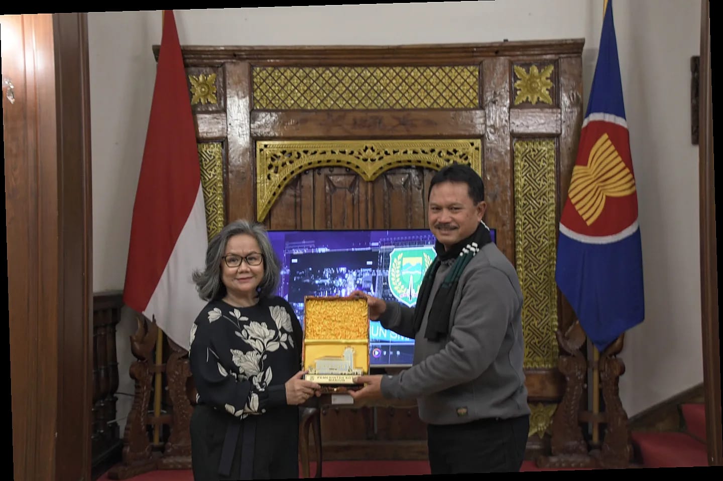 Foto 2 dari 8: Silaturahmi dengan Warga Indonesia di Praha, Wali Kota Juga Bernostalgia dengan Warga Madiun di Sana