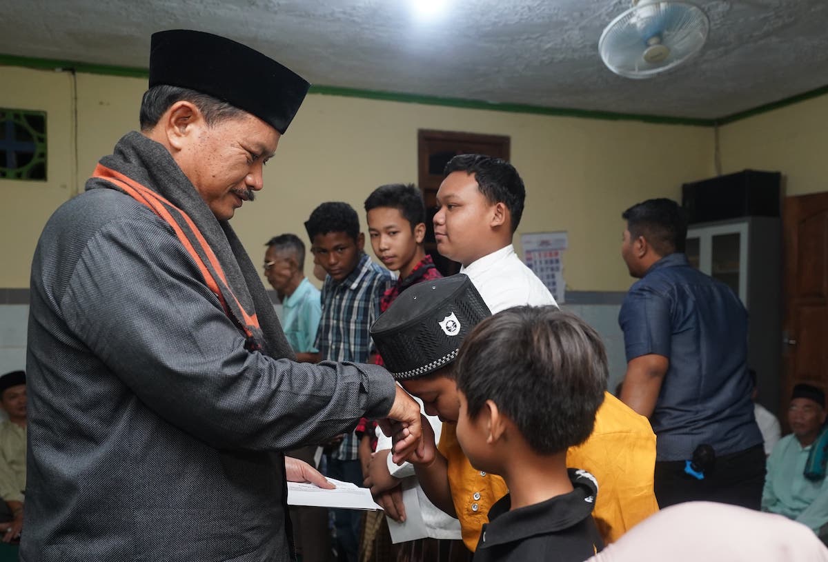 Foto 5 dari 9: Salat Isya di Musala Nurul Huda, Wali Kota Maidi Salurkan Sembako Hingga Bantuan Pembangunan Rp 30 Juta