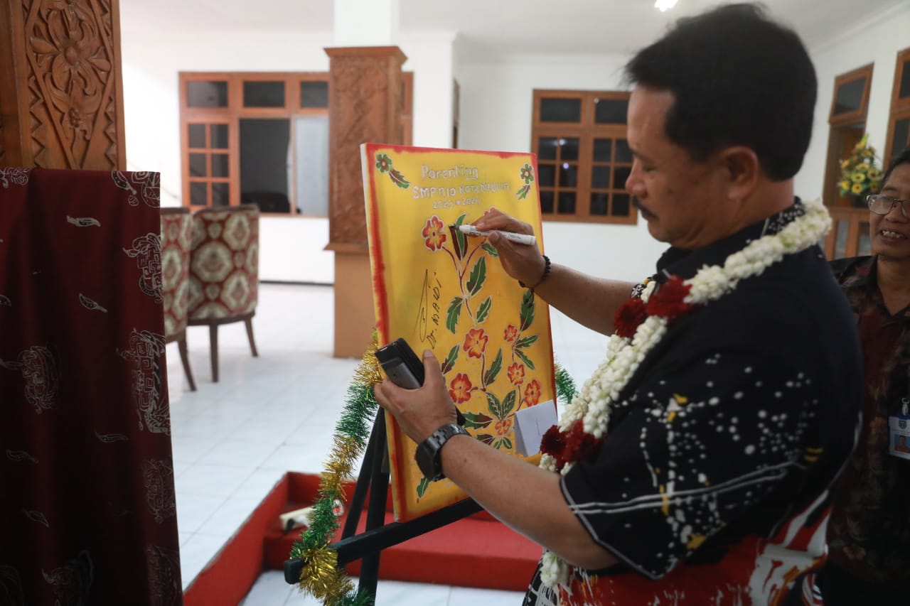 Foto 6 dari 10: Beri Arahan Parenting Bagi Wali Murid SMPN 10, Wali Kota Harap Orang Tua Bantu Wujudkan Generasi Emas 2045