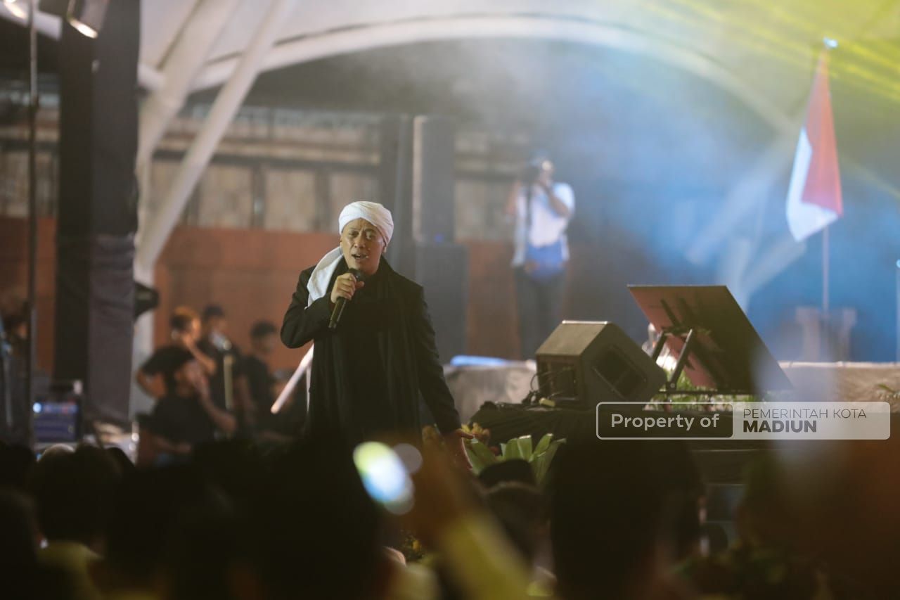 Foto 14 dari 17: Sosialisasi Ketentuan Cukai melalui Musik Religi, Pemkot Hadirkan Opick, Sekaligus Peringatan Hari Santri