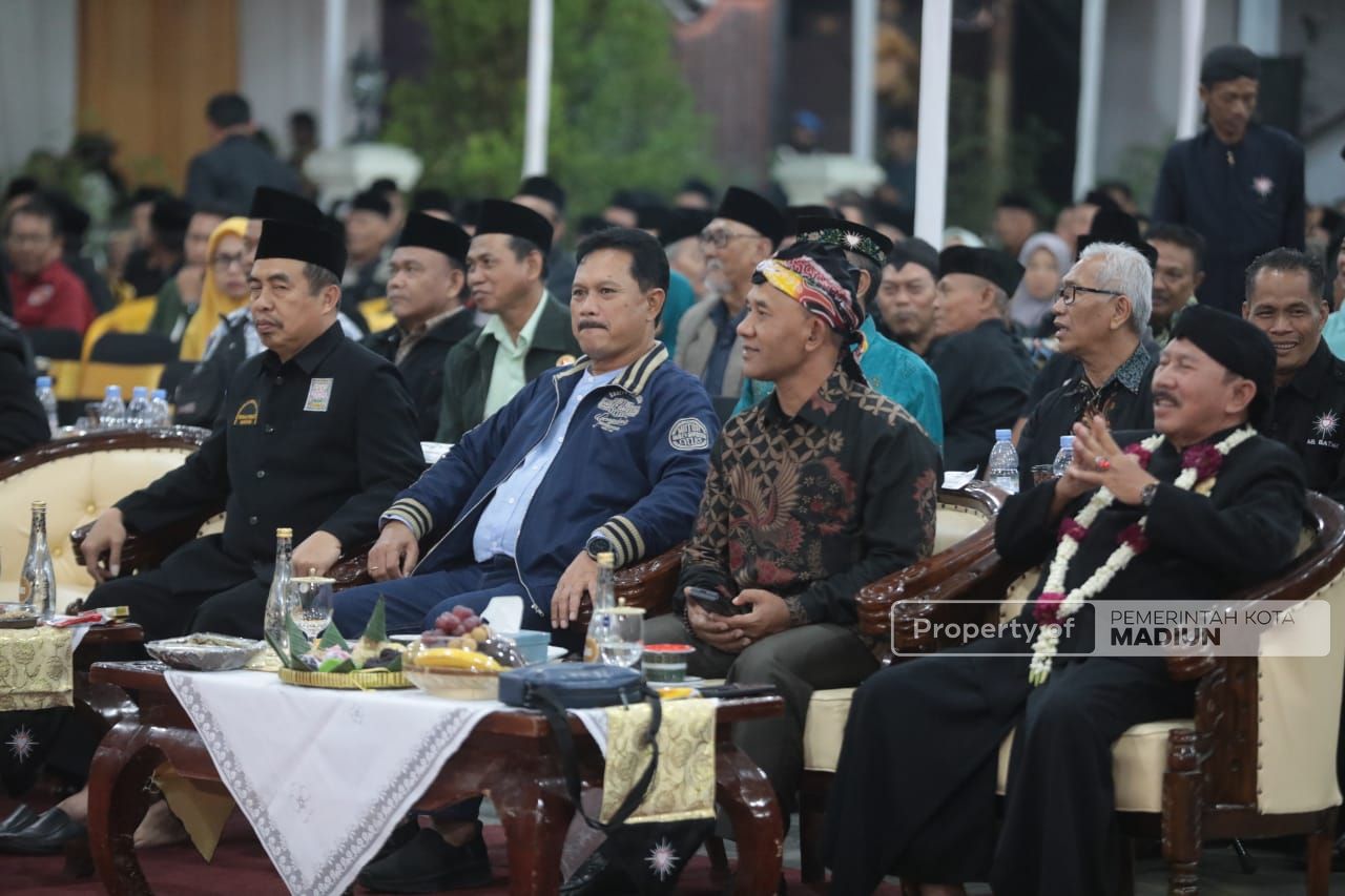 Foto 1 dari 13: Hadiri Pagelaran Wayang Kulit HUT 101 PSHT, Wali Kota: Pencak Silat Simpan Potensi Seni, Budaya, dan Ekonomi