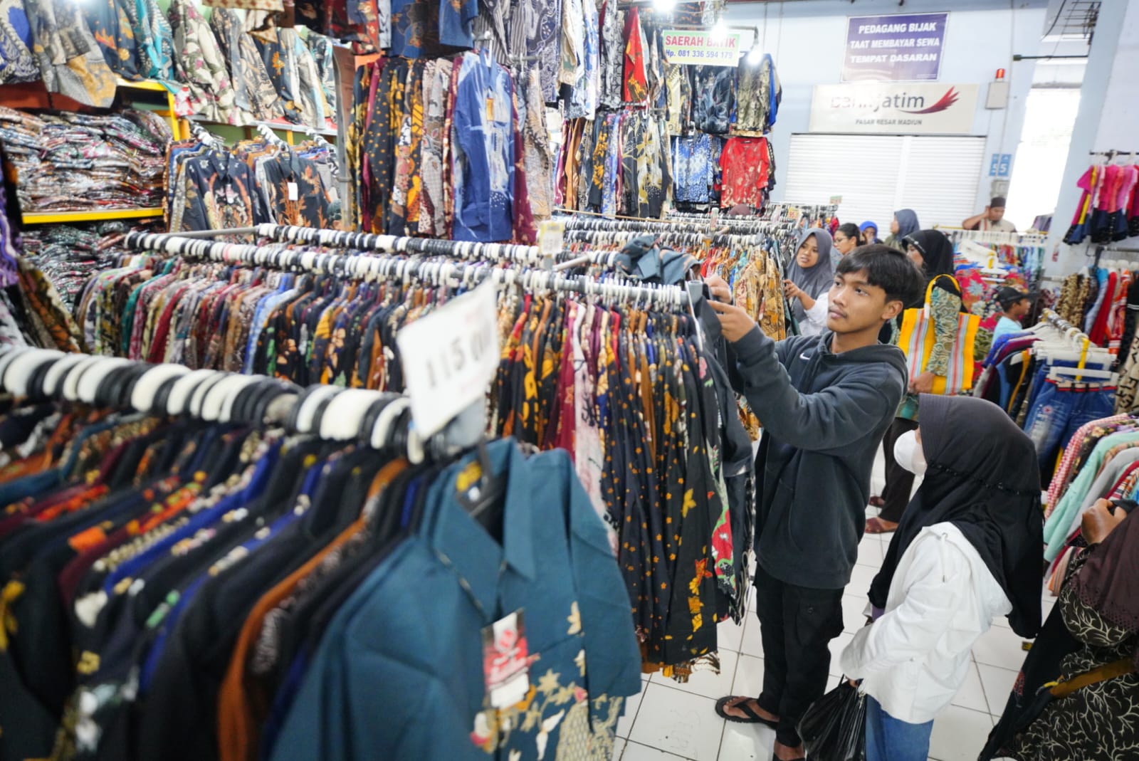 Foto 7 dari 8: Jelang Lebaran, Perputaran Ekonomi Di PBM Alami Peningkatan