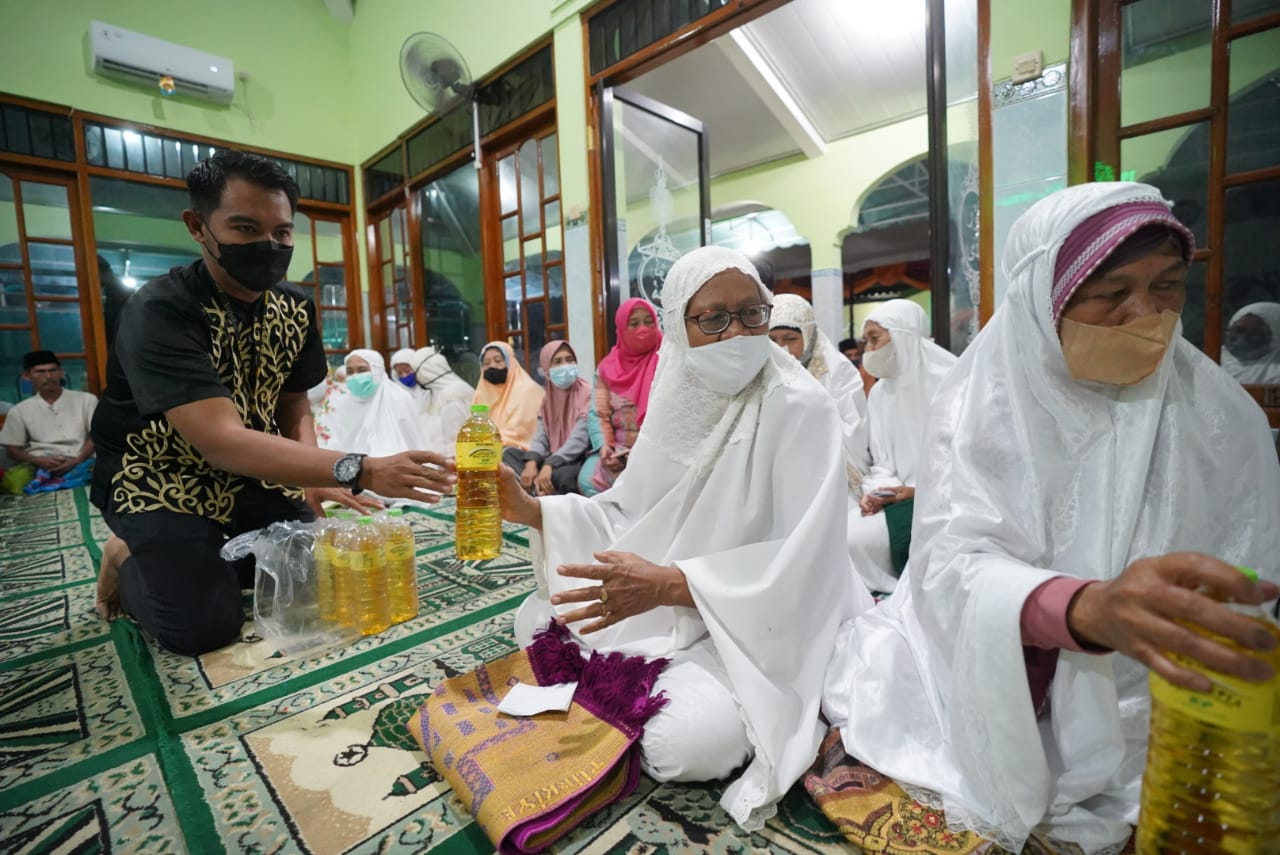 Foto 8 dari 9: Salat Isya di Masjid Nur Huda Winongo, Wali Kota Sampaikan Penanganan Stunting
