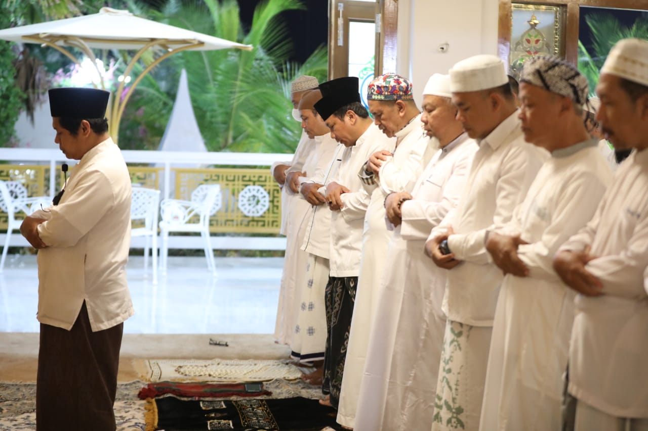 Foto 1 dari 8: Kapolda Subuhan Di Masjid Pondok Abi Bahrun Madinatul Jannah, Wali Kota Sapa Lewat Video Call