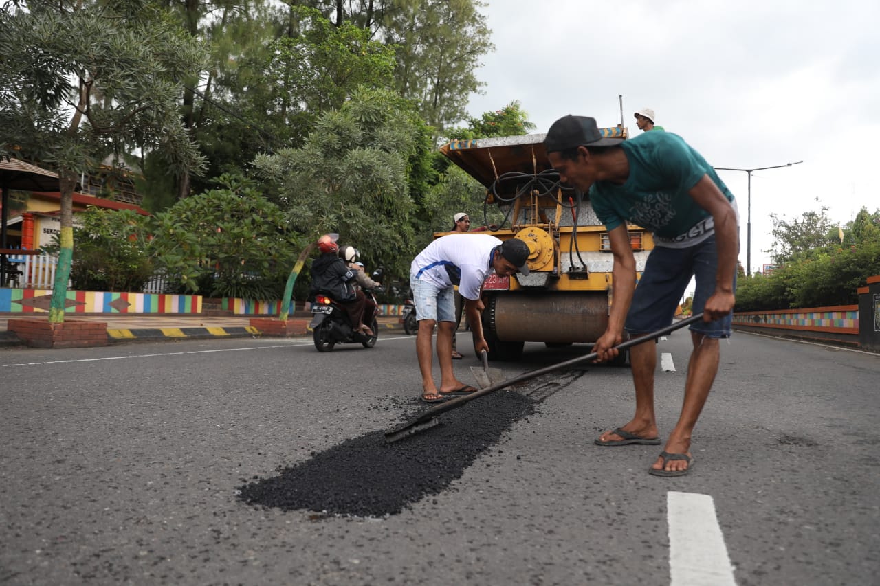 Foto utama berita: Antisipasi Kecelakaan, DPUPR Tutup Jalan Berlubang