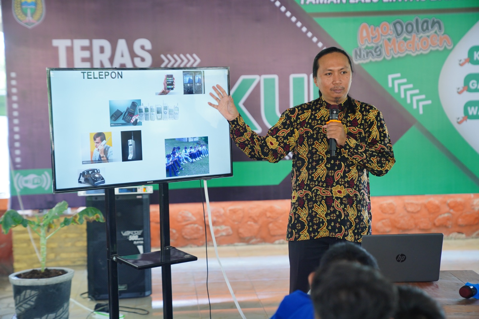 Foto 3 dari 10: Inovasi Literasi TIK KIM Pandan Arum Raih Penghargaan Dunia, Begini Sejumlah Kegiatannya